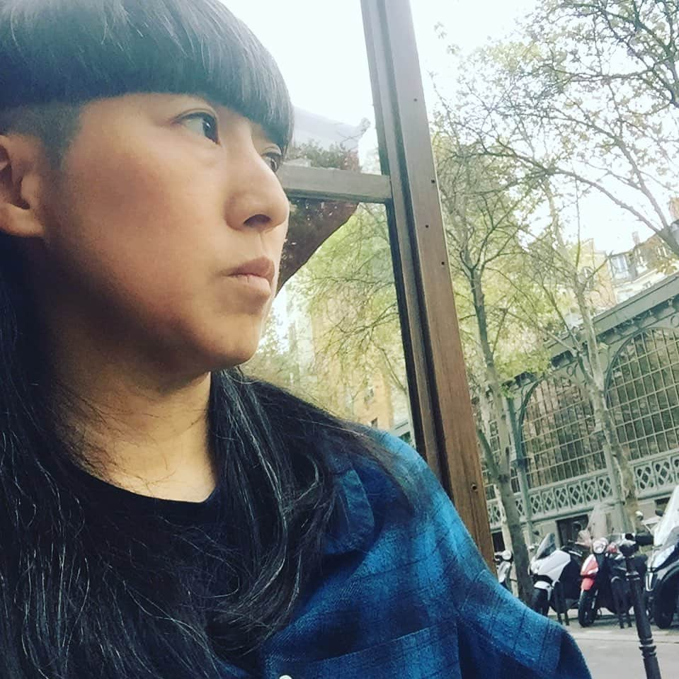 大森美希さんのインスタグラム写真 - (大森美希Instagram)「Coffee Time ☕️ #cafe #paris #apresmidi #afternoon #parislife #coffeetime #blue #bleu #laviequotidienne #coffee #selfportrait #刈り上げ女子 #美容院帰り #カフェ #パリ #北マレ #パリ生活 #パリの日常 #海外生活 #海外で働く #アフタヌーンティー #セルフポートレート #青 #ブルー #パリところどころ #パリ散歩」10月15日 0時26分 - mikiomori_