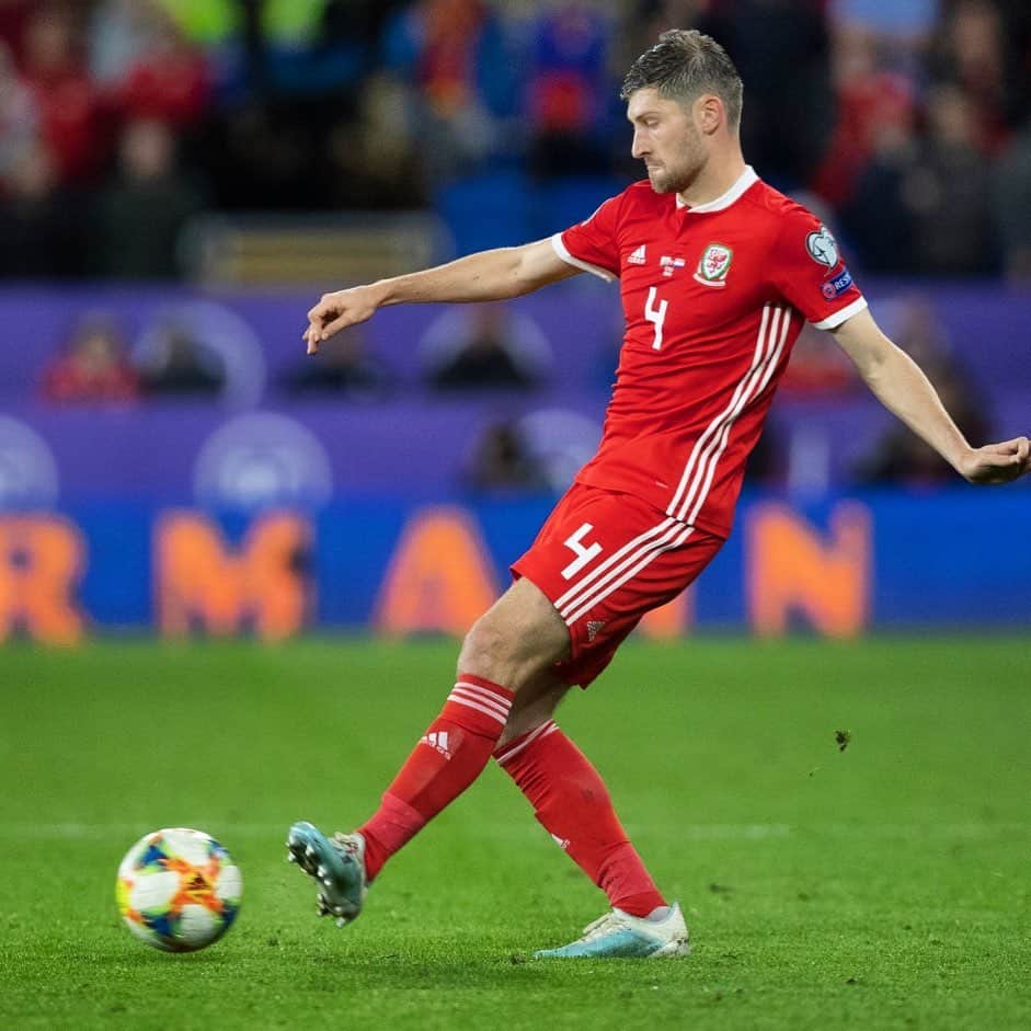 ベン・デイヴィスのインスタグラム：「Huge honour to get my 50th cap for @fawales !! Thank you to all the fans and staff who have always supported me! #togetherstronger 🏴󠁧󠁢󠁷󠁬󠁳󠁿」
