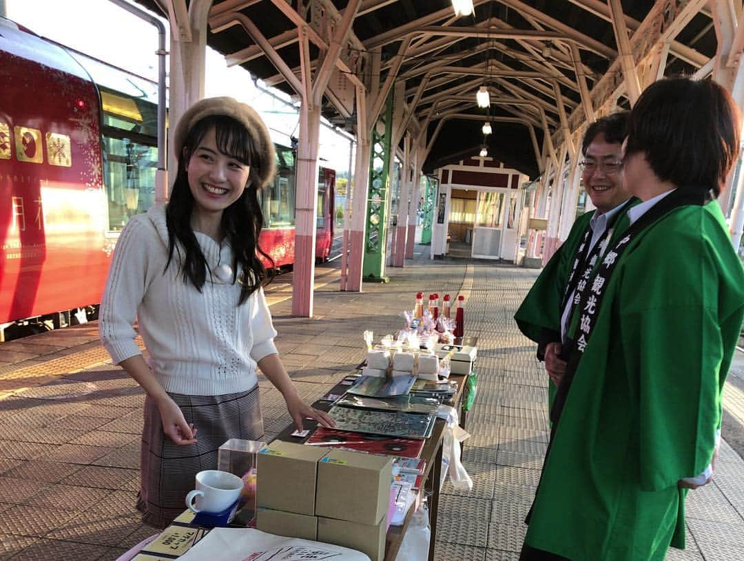 中川梨花さんのインスタグラム写真 - (中川梨花Instagram)「❤️出演情報❤️ レギュラー出演中の、スカパー！鉄道チャンネルの新番組【旅する観光列車】#2でご紹介したのは、上越地方を走る、えちごトキめきリゾート雪月花❄️🌙🌹真赤な外観がとても可愛らしく、また内観は、天井付近まである大きな車窓が特徴的🌟景色を存分に楽しめる観光列車です！途中、駅でのお土産タイムやマスコットキャラクターとの記念撮影もでき、大満足の旅になりました🥰✨ . . . . #旅する観光列車 #観光列車 #鉄道 #鉄道女子 #えちごトキめきリゾート雪月花」10月15日 0時37分 - rikanakagawa_official