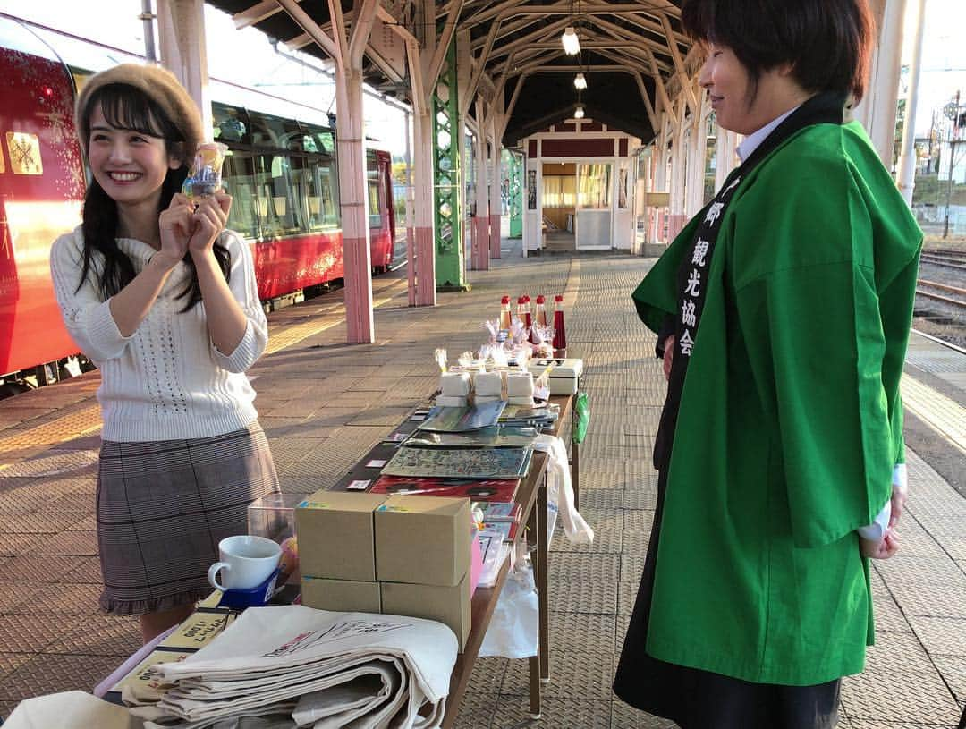 中川梨花さんのインスタグラム写真 - (中川梨花Instagram)「❤️出演情報❤️ レギュラー出演中の、スカパー！鉄道チャンネルの新番組【旅する観光列車】#2でご紹介したのは、上越地方を走る、えちごトキめきリゾート雪月花❄️🌙🌹真赤な外観がとても可愛らしく、また内観は、天井付近まである大きな車窓が特徴的🌟景色を存分に楽しめる観光列車です！途中、駅でのお土産タイムやマスコットキャラクターとの記念撮影もでき、大満足の旅になりました🥰✨ . . . . #旅する観光列車 #観光列車 #鉄道 #鉄道女子 #えちごトキめきリゾート雪月花」10月15日 0時37分 - rikanakagawa_official