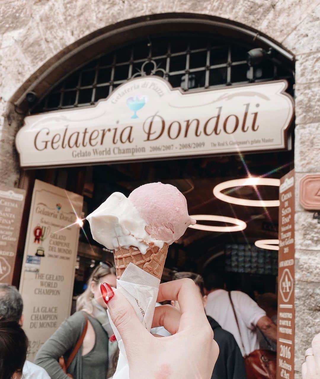 張楚珊さんのインスタグラム写真 - (張楚珊Instagram)「世界冠軍冰淇淋🏆🍦 好好吃～～🇮🇹❤️ 牛奶口味🥛➕荔枝玫瑰🌹 #italy #🇮🇹 #icecream #sangimignano」10月15日 0時39分 - iam33___
