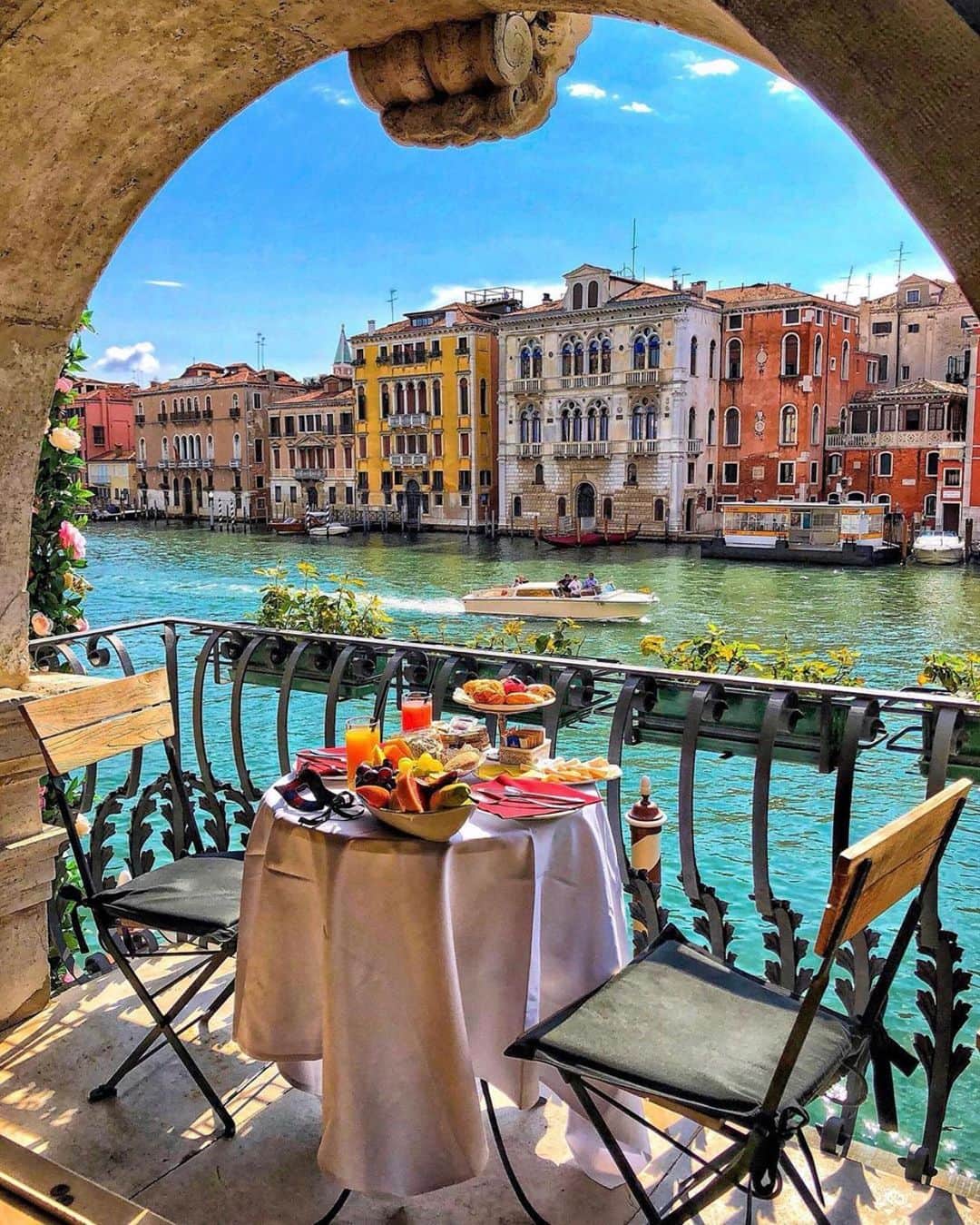 bestvacationsさんのインスタグラム写真 - (bestvacationsInstagram)「Tag who you’d dine with! Breakfast in Venice, Italy 🇮🇹 By @takemyhearteverywhere #BestVacations」10月15日 0時35分 - bestvacations