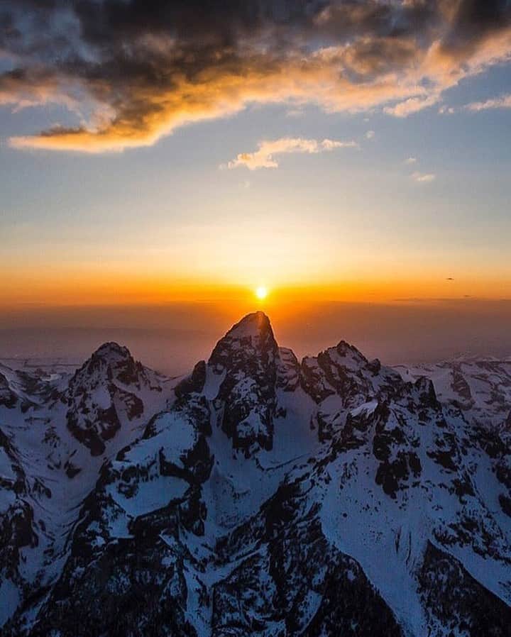 National Geographic Travelさんのインスタグラム写真 - (National Geographic TravelInstagram)「Photo by Jimmy Chin @jimmychin | They say timing is everything. Life handed me an unexpected gift with another stunning sunset in Grand Teton National Park. For more images of mountain landscapes around the world, follow @jimmychin.」10月15日 1時06分 - natgeotravel