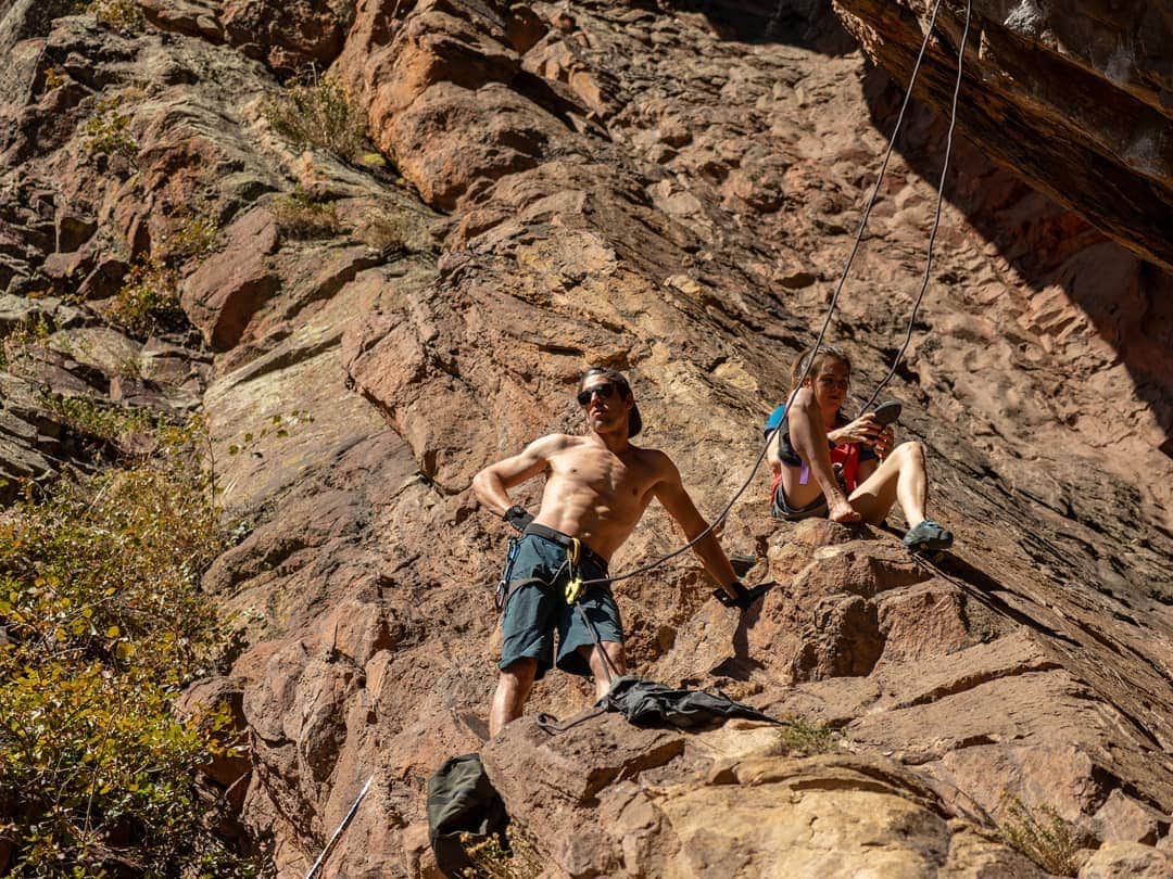 ペイジー・クラッセンのインスタグラム：「@arjandekock and I sweating it out yesterday at the Industrial Wall. Being the incredible navigator I am, I got us lost twice on the hike, and then incorrectly assumed the wall got afternoon shade. Wrong. But compression climbing is fun in the sun, right? If you're a vampire, nothing is fun in the sun, and beams of sunlight should never touch your skin. I am a vampire. But at least I got to check out these cool moves and build up psyche for a shadier return mission - amped to have a new projie proj and to spend a fun day with a great little crew! Thanks @idressedmyselfthismorning for this once in a lifetime shot!」