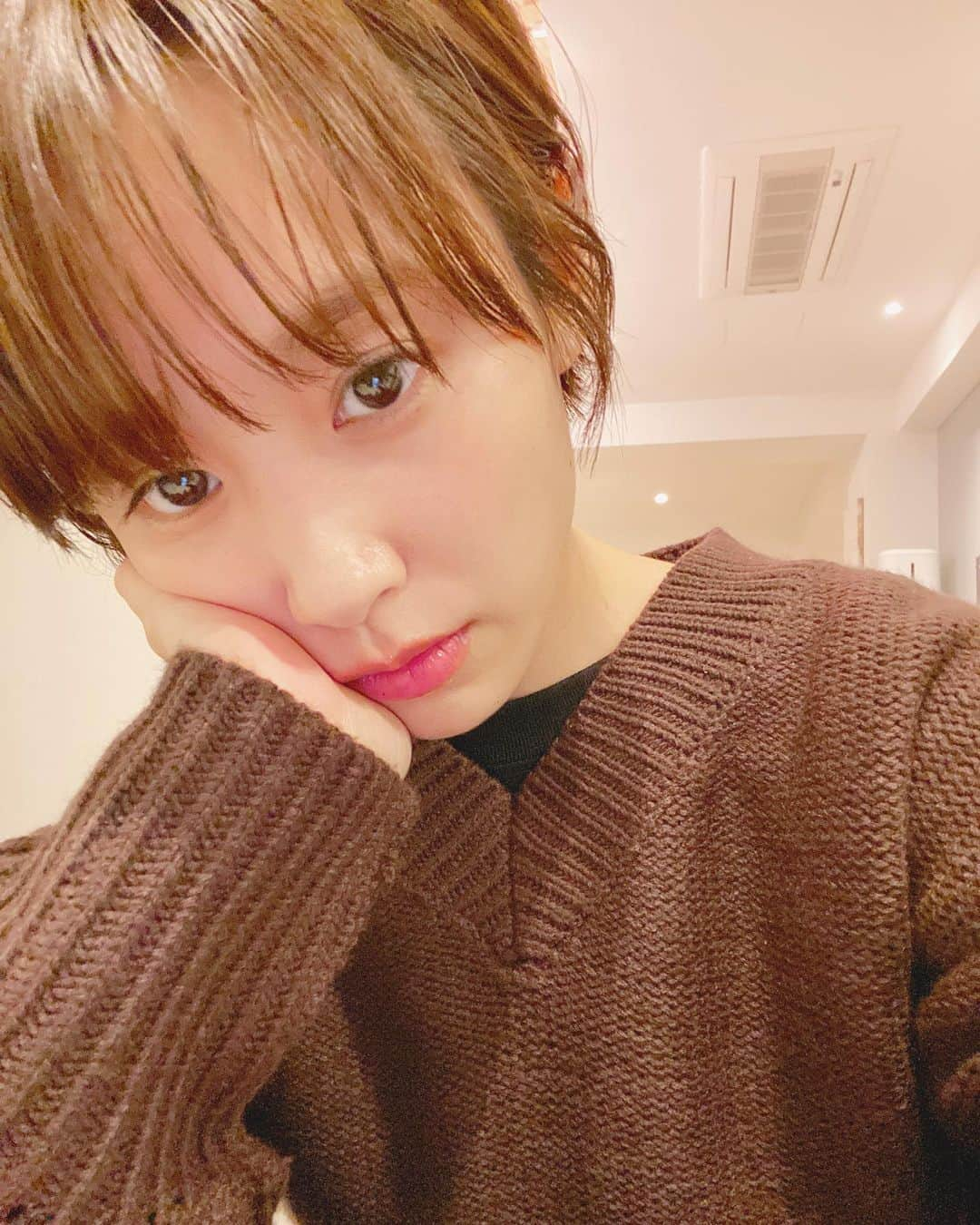 高橋愛さんのインスタグラム写真 - (高橋愛Instagram)「ブレブレだけど、おやすみなさい😴 ㅤㅤㅤㅤㅤㅤㅤㅤㅤㅤㅤㅤㅤ ㅤㅤㅤㅤㅤㅤㅤㅤㅤㅤㅤㅤㅤ #ニット初おろし #🧶 #ラブアンドピース2019 #今日のたかはし」10月15日 1時30分 - i_am_takahashi