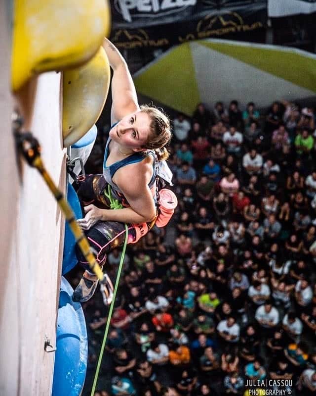 ハンナ・シューベルトのインスタグラム：「3rd place @24hdumur behind @mathildebecerra & @julia_fiser 😊💪🎉 WOW what an event!!! 🤩 People kept saying that this is the most fun comp ever and finally I know what they were talking about and can totally agree! 😄 Just motivated, friendly and inspiring people climbing and having fun together👌🎉 Thanks so much to the organizers for inviting us and putting on such an awesome event! 👏 Also thanks to everyone for the kind welcome and the support😊 It was so much fun to climb and a perfect end of these year's comp season for me! Et merci a tous pour essayer parler plus clair donc je peut compredre in peu😂 Tous ç'était une belle experience! J'espère je peux revenir l'année prochaine😉🙈 . 📸 @julia.cassou」