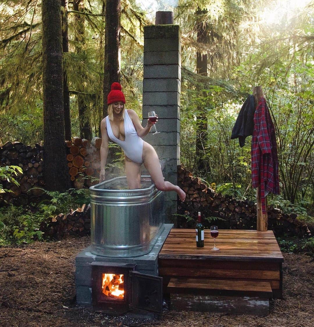 サラ・ジーン・アンダーウッドさんのインスタグラム写真 - (サラ・ジーン・アンダーウッドInstagram)「Our hippie hot tub is complete, and just in time for winter!! Swimsuit👙 from @fashionnova (AD) Did you catch my stories of Jacob and I building it? It’s my favorite addition to Cabinland yet! Do you like it? . #novababe #woodfirehottub #pnw #ootd #diy」10月15日 1時46分 - saraunderwood