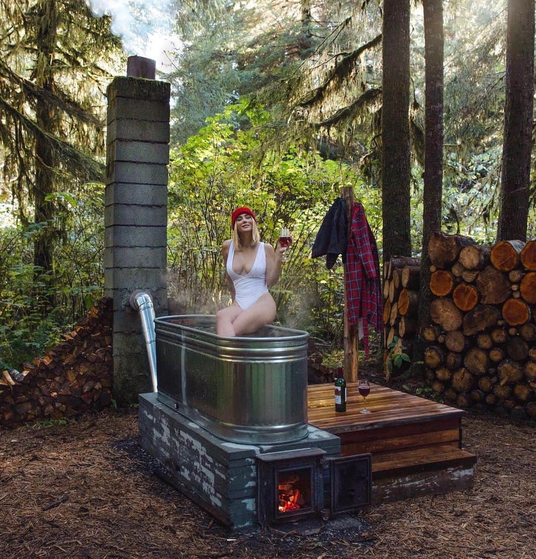 サラ・ジーン・アンダーウッドさんのインスタグラム写真 - (サラ・ジーン・アンダーウッドInstagram)「Our hippie hot tub is complete, and just in time for winter!! Swimsuit👙 from @fashionnova (AD) Did you catch my stories of Jacob and I building it? It’s my favorite addition to Cabinland yet! Do you like it? . #novababe #woodfirehottub #pnw #ootd #diy」10月15日 1時46分 - saraunderwood