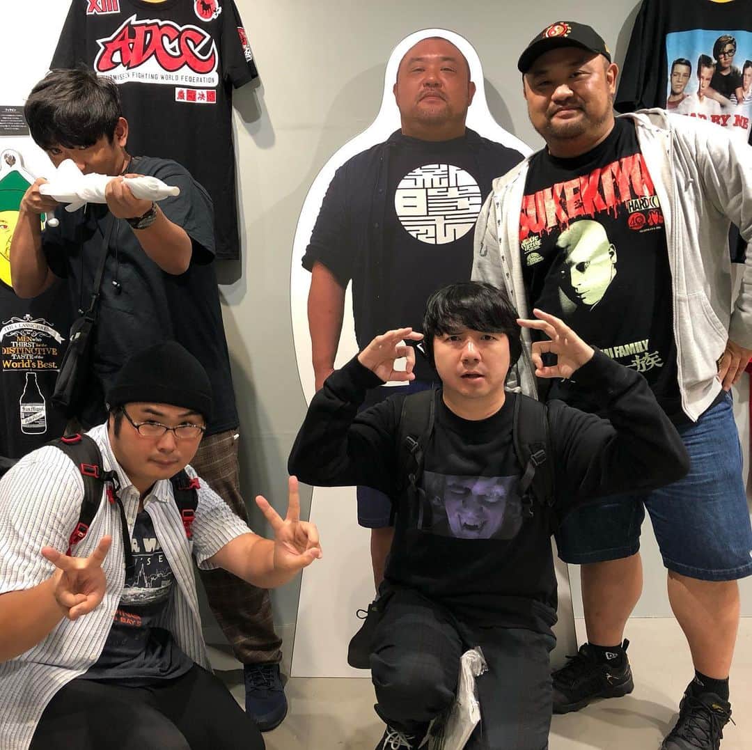 丸山ゴンザレスのインスタグラム：「‪アルコ＆ピースの酒井さん、三四郎の相田さん、テレ東の板川さんが地球のカオス展にご来場！ありがとうございました。酒井さんマンホールにはまってくれたみたい！‬」