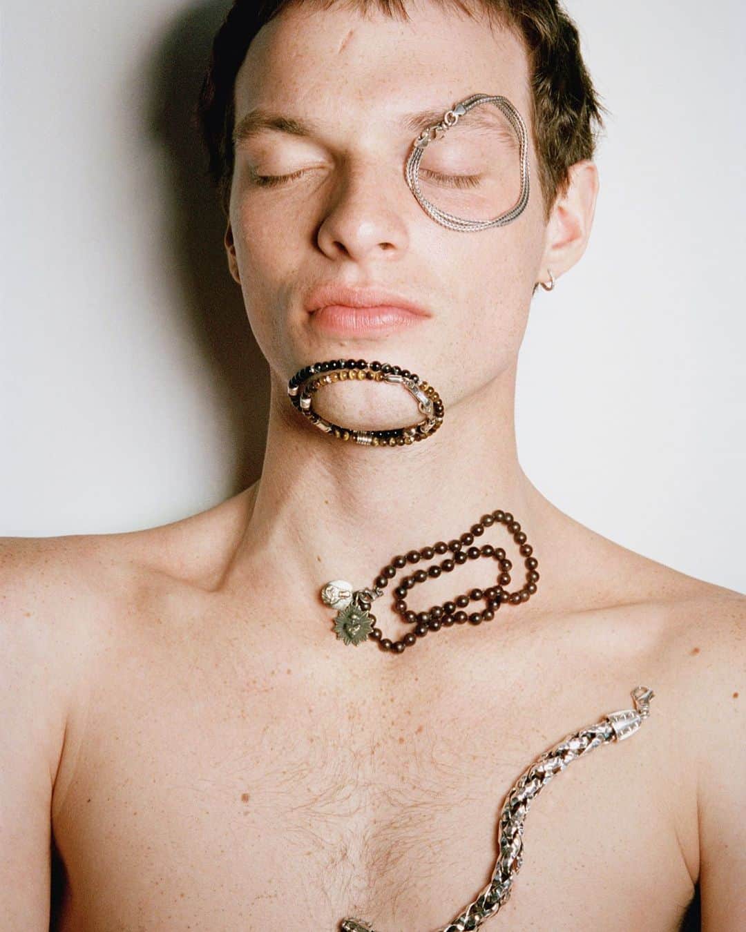 バーニーズ・ニューヨークのインスタグラム：「Don't sleep on (or under) this season's trending man-bracelets. Plus, we round up this fall's best men's accessories trends – click on our link in bio to read more.  Photographed by @chris.rhodes」