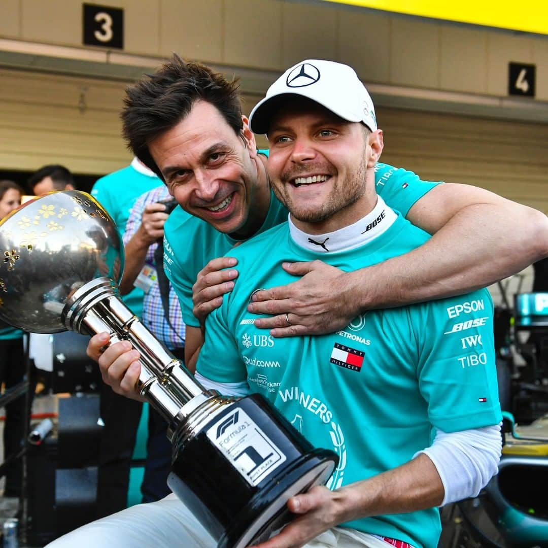 MERCEDES AMG PETRONASさんのインスタグラム写真 - (MERCEDES AMG PETRONASInstagram)「This wholesome content 🥰 • #ATeamComeTrue #MercedesAMGF1 #MercedesAMG #F1 #JapaneseGP #PETRONASmotorsports #VB77 #LH44」10月15日 2時00分 - mercedesamgf1