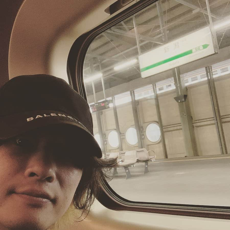 磯部寛之さんのインスタグラム写真 - (磯部寛之Instagram)「Had a little trip out to Niigata prefecture to visit my grandparents. Short trip, but I was so happy to see them. Hiro 祖父母に会いにちょっと新潟行ってきました。短い旅だったけど、元気そうな2人に会えて本当に良かったです。ひろ #niigata #grandpa #grandma #grandson #momndad #新潟 #昨夜 #両親 #も #合流 #親子3代 #飲み #久しぶり #最高」10月15日 13時03分 - hiro_isobe_alexandros