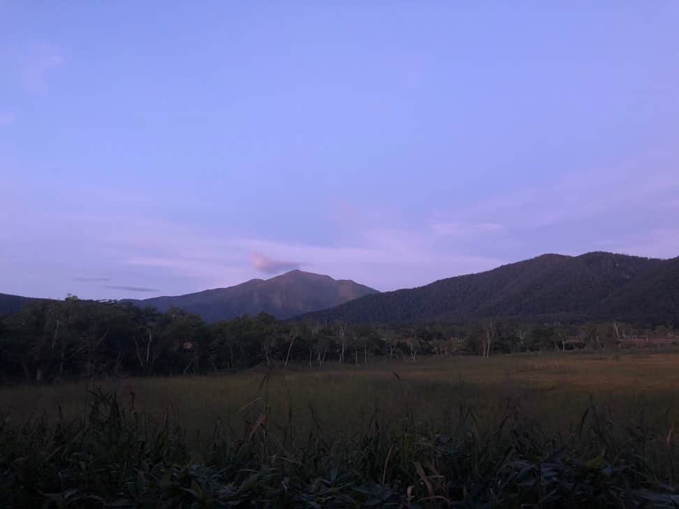 尾瀬旅のインスタグラム：「空が明るみ始めた頃の至仏山と、「逆さ燧（ひうち）」。 . パステルカラーの空と山々の、美しい競演。 . (キャプションを修正しました。2019.10.17) . Photo by Y.Nishimura . #尾瀬とtepco　#ozextreme　#尾瀬 #oze #尾瀬旅　#discoveroze  #igtravel #instagramjapan  #山が好きな人と繋がりたい  #ファインダー越しの私の世界　 #japantrip #旅の思い出　 #旅好き　#traveljapan　#綺麗な景色　 #かわいい　#美しい　#自然　 #誰かに見せたい景色 #travel　#travelgram #旅行好きな人と繋がりたい　#自然好き #自然好き　#ハイキング　#hike #リフレクションのある景色 #skycaptures #nipponpic #山のある風景 #日本の絶景」