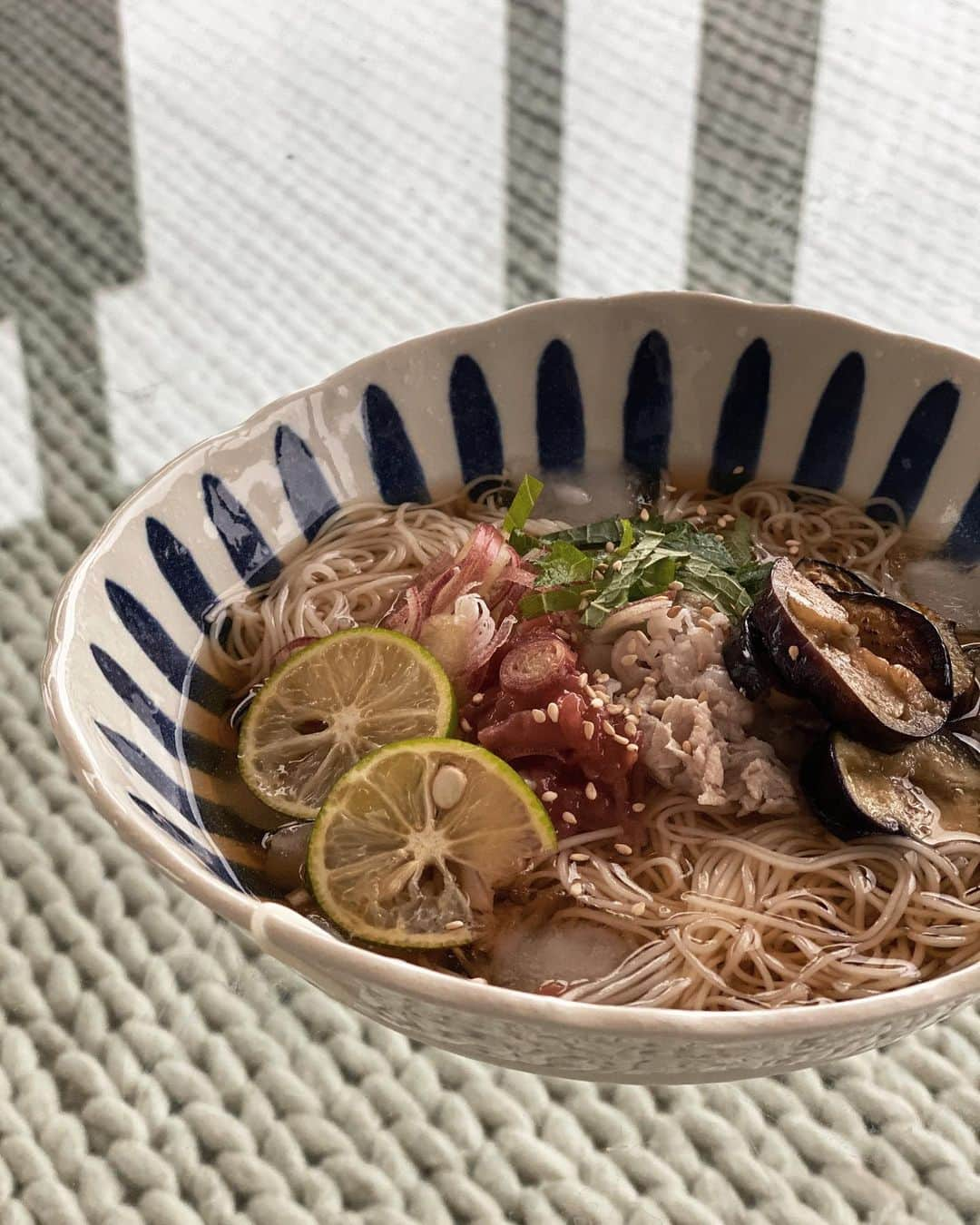 仲村美香さんのインスタグラム写真 - (仲村美香Instagram)「梅しゃぶ素麺。 なっちゃんに前作ってもらったやつ 真似してみた🐶💕 茄子が美味すぃーーーー🍆🤤❤️ 素麺、うどん、冷麺、パスタ、米… 炭水化物大好き。笑 ・ ・ ・ ・ レシピの質問が多かったので追記📝 ただの素麺だけど…🤣🤣 スープは水と麺汁、白だし、生姜で味付け。 その中に茹でた素麺を入れて、 白だしでほんのり味付けした豚しゃぶ 胡麻油で炒めてから煮浸しにした茄子 ミョウガ、しそ、梅、すだちを乗せてます😋🌸 胡麻油大好きなので最後ちょろっと上からかける♡ ・ ・ ・  #自炊#素麺#梅#お昼ご飯#冬でも素麺食べるよ #みかぷー飯」10月15日 12時56分 - mikapu0519