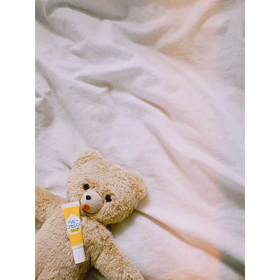 猪鼻ちひろのインスタグラム：「🧸💋 プチプラ優秀リップ。  大好きなヘアメイク高橋里帆さん♡﻿が、リップやメイクの講座をしてくださる﻿"ベビーワセリンリップ"のセミナーへ。﻿ ㅤㅤㅤㅤㅤㅤㅤㅤㅤㅤㅤㅤㅤ﻿ ワセリンはお家に常備するほど信頼してるのですが これまたいい商品に出会えました。﻿ (フルマラソンのときとか、お肌が弱ってるときも使えるのよねぇ)﻿ ﻿ 無添加で赤ちゃんから大人まで使える安心感。 早速昨日の夜からずーっとこれだけつけてるのですが、 テクスチャーはするっと柔らかく伸びがよいのに、ちゅるんと艶が出て潤うのです👏🏻❣️﻿ ㅤㅤㅤㅤㅤㅤㅤㅤㅤㅤㅤㅤㅤ﻿ これ、かなり好きな質感です。﻿ ﻿ 乾燥対策、就寝中の唇パック、リップの下地、ネイルケアやささくれ対策、ハンドクリーム代わりなどなど、全身に使えるのがワセリンの好きなところだなぁ☺️ (写真2枚目のお洋服とアクセサリーは @from_chiro 💍 ) #ちひろの美容#ヘアメイク#高橋里帆 さん#大好き #手を振ってくれて嬉しかったぁ☺︎﻿ #健栄製薬#ベビーワセリンリップ#ワセリンリップ#唇ケア#リップクリーム#lip#pr#beauty#lipcare」