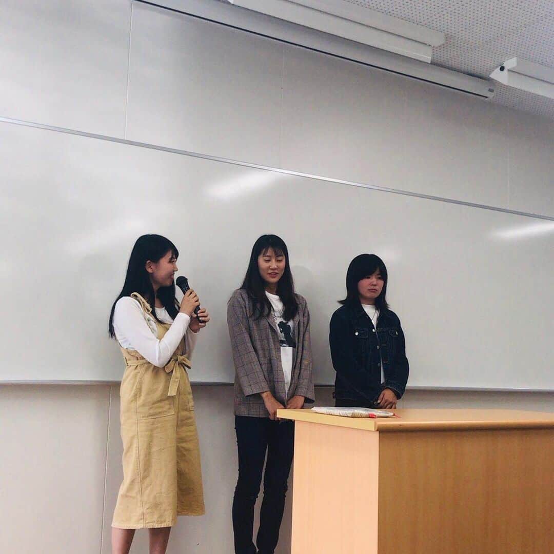 福岡女子短期大学さんのインスタグラム写真 - (福岡女子短期大学Instagram)「@fwjchild  社会人入門の学科企画は実習報告会でした。実習5回を全て終えた2年生が自分の経験を分かりやすく率直に伝えました。1年生も真剣に聞き入っておりました。報告者の3人の先輩方、ありがとうございました❣️ .  #福岡女子短期大学子ども学科 #福女短 #福岡女子短期大学 #子ども学科 #実習報告会 #実習報告 #太宰府 #短期大学 #保育実習 #ゼミ発表 #プレゼンテーション #プレゼン #発表会 #保育士 #保育士の卵 #子どもの体育 #幼児教育 #保育士の卵 #幼稚園教諭 #幼稚園教諭の卵 #保育園実習 #保育士になりたい #保育学科 #保育士のたまご #大学生 #短大生 #未来の保育士 #福岡の女子短期大学 #女子大生 .」10月15日 11時32分 - fukuoka_wjc