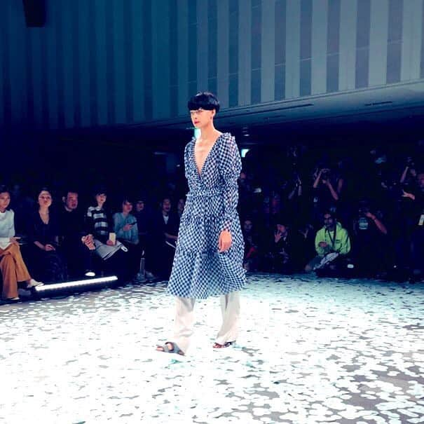 装苑さんのインスタグラム写真 - (装苑Instagram)「@tiit_tokyo の#2020ss のテーマは「Blurs」。水たまりに映るマンションや雨露越しに見える街路樹、ビルの窓に映る都市の風景など、ぼんやりと霞んで見える世界からインスパイアしたコレクションは、ファンダジーは少し控えめに、リアルでクリーンな印象のピースで構成。 #RakutenFWT #tiittokyo  #2020ss」10月15日 11時47分 - soenonline