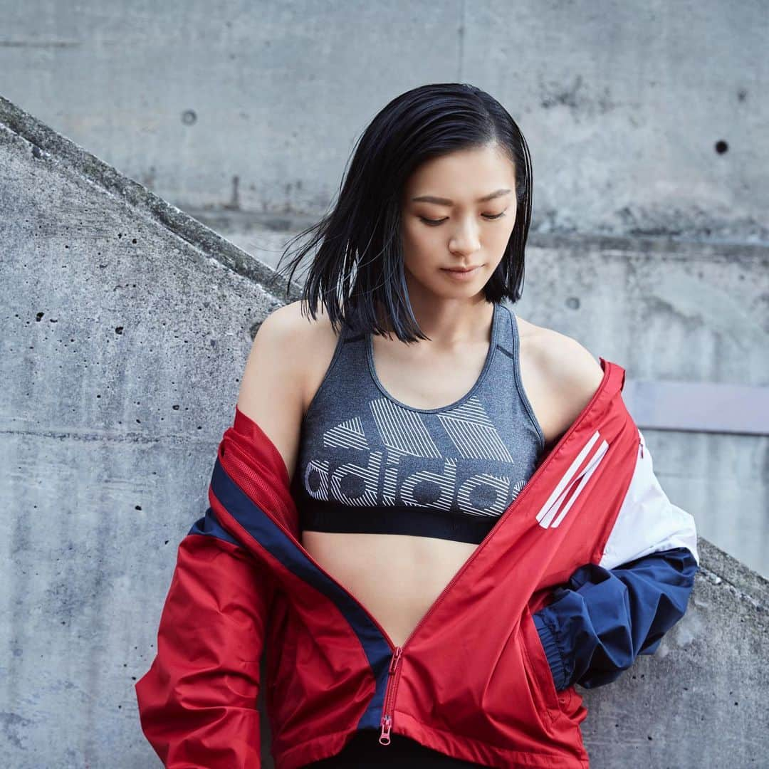 ADIDASTOKYOさんのインスタグラム写真 - (ADIDASTOKYOInstagram)「天候に左右されず、いつでも羽織れる撥水仕上げの#WND ジャケット。⁣ スポーツブラと合わせたコーデを @nana_eikura が着こなす。⁣ ⁣ adidas直営店とオンラインショップにて発売中。⁣ ⁣ 📸: @muramatsuken1  #トレーニング #アディダス #東京 #adidastokyo #榮倉奈々」10月15日 11時55分 - adidastokyo