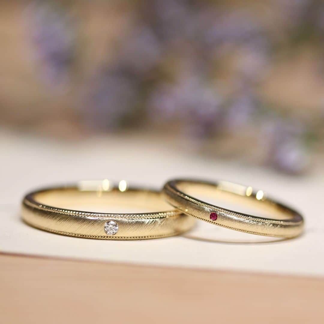 ith / イズ オーダメイド結婚指輪さんのインスタグラム写真 - (ith / イズ オーダメイド結婚指輪Instagram)「お互いの誕生石を入れて、 相手を想う気持ちを込めた結婚指輪。 . ゴールド×ミルグレインの組み合わせが、 アンティークジュエリーを 思わせるデザインです。 . シルクのようなツヤの表面加工で 結婚の特別感も込めてお仕立てしました。 . . ▽ 指輪について 結婚指輪(男性)：ミルグレイン K18YG：144,000円〜 . 結婚指輪(女性)：ミルグレイン K18YG：139,000円〜 . . 公式ハッシュタグ🤳✨ #イズマリッジ . . #結婚指輪 #婚約指輪 #プロポーズ  #マリッジリング #エンゲージリング  #指輪 #ダイヤモンド #ブライダルリング #婚約 #プレ花嫁 #ペアリング #指輪選び  #ウェディングドレス #ナチュラルウェディング  #指輪探し #結婚指輪探し #ゴールドリング  #オーダーメイドリング #結婚指輪オーダー #オーダーメイド #花嫁 #ルビー #2019冬婚 #2020春婚 #2020夏婚 #一生もの #ミルグレイン #アンティーク」10月15日 12時05分 - ith_marriage