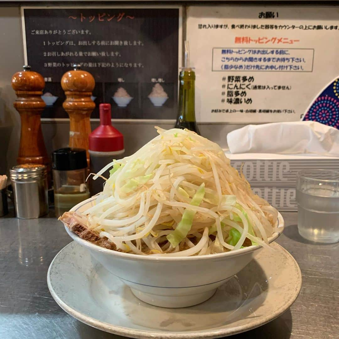 くろさんのインスタグラム写真 - (くろInstagram)「らーめん並野菜増し🍜720円 #らーめん #らーめん並 #野菜増し #野菜増し以上は下皿が付きます #ここの麺が好き #お腹ぱんぱん #野菜増し無料 #野菜摂取 #もやし摂取 #らーめん大 #らーめん大汐留店 #二郎系ラーメン #二郎インスパイア #新橋ランチ #汐留ランチ #麺スタグラム」10月15日 12時11分 - m6bmw