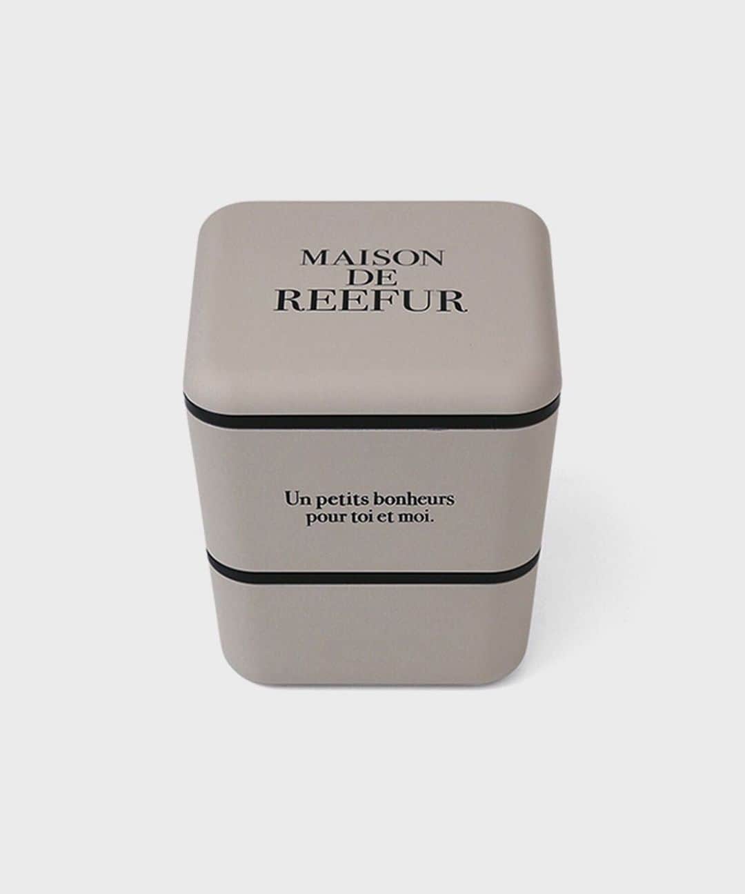 のインスタグラム：「. 【 NEW 】 ◼️REEFUR Logo Square Lunch Box / @maisondereefur . ※OFFICIAL WEB SHOPにて先行予約受付中 . 以前発売して大好評だったランチボックスが再入荷。 600mlの程良い容量のランチボックスは、使用後は下段が上段に入るので持ち運びもコンパクトに収納可能。 . 保冷剤も付いていますのでオールシーズン安心。中フタを外せば、電子レンジや食洗機も使用可能です。 . 【 展開店舗 】 国内全店舗 ※11月上旬〜展開予定 . #maisondereefur #kiosque #lunchbox #メゾンドリーファー #キオスク #ランチボックス」
