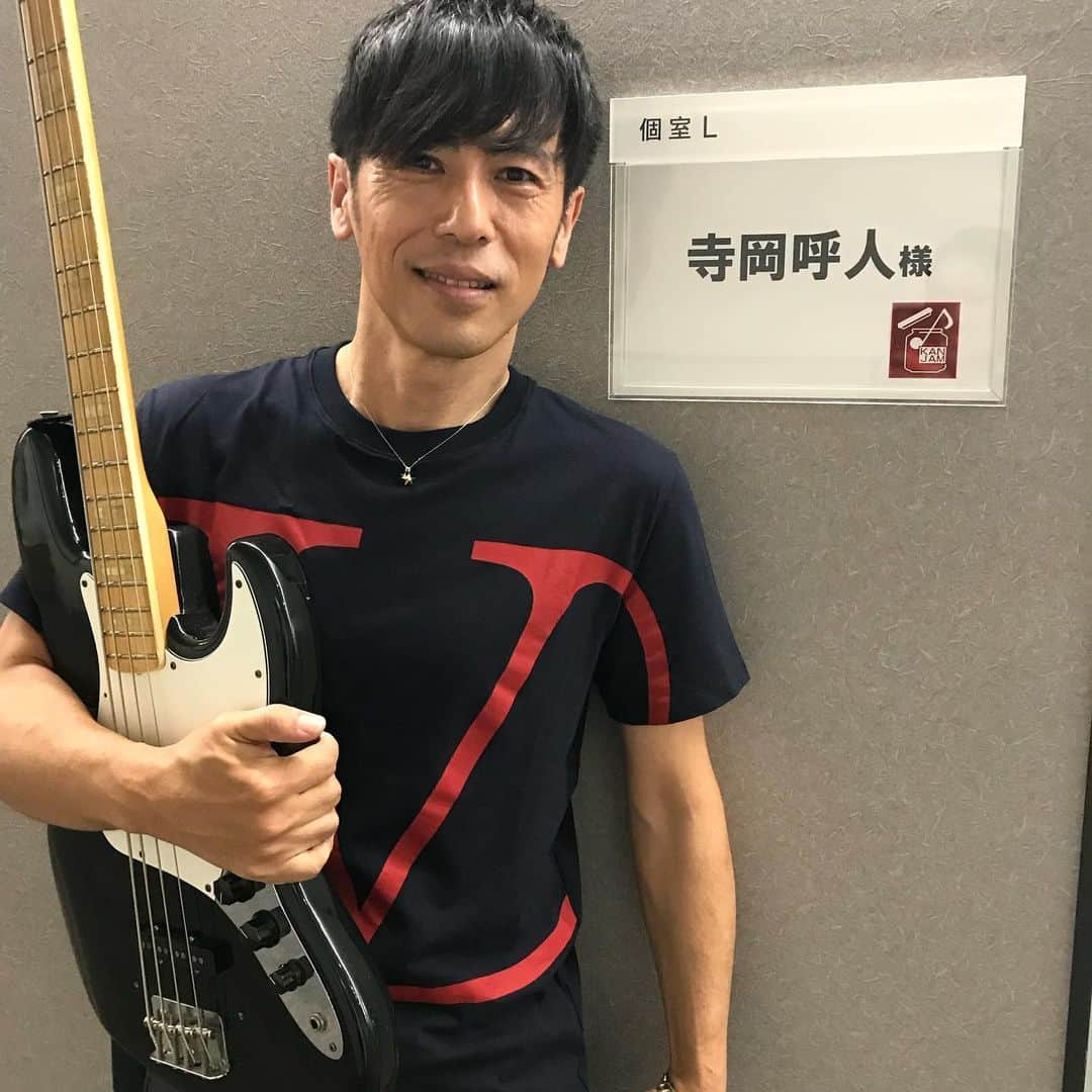 寺岡呼人のインスタグラム：「関ジャム出演決定しました。﻿ ﻿ 2019年10月20日（日）よる11:10～﻿ 今回の関ジャム 完全燃SHOWは…﻿ ﻿ 「音楽史を変えたデビュー曲」特集！﻿ ﻿ ﻿ 音楽界で活躍し続けるアーティストの初登場は、どんな曲だったのか？﻿ 番組ではおなじみの寺岡呼人と松尾潔、キーボーディストでプロデューサーのKan Sanoが、それぞれの観点から見た“すごいデビュー曲”を紹介。﻿ ﻿ ﻿ ジャムセッションでは…﻿ 宇多田ヒカルのデビュー曲「Automatic」を、ベース寺岡、キーボードKan Sano、ボーカル丸山、ドラム大倉でジャムセッション！﻿ 超名曲の、難易度の高いボーカルを丸山はどう歌い上げるのか？寺岡、Kan Sano、大倉が織りなすグルーヴ感にも注目！ ﻿ ﻿ アーティストゲスト：﻿ 寺岡呼人、松尾潔、Kan Sano﻿ ﻿ トークゲスト：﻿ 高橋茂雄（サバンナ）、市川紗椰﻿ ﻿ #関ジャム﻿ #寺岡呼人」