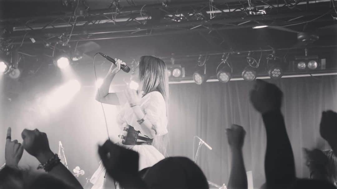 R!Nのインスタグラム：「歌を通じて出逢えた大切なものが 沢山増えた1年だなとふと思います  流れゆく時の早さとともに深まる絆と 新しく見えてくる世界に日々ワクワクして  一歩、また一歩と一緒に歩む仲間たちがいることに安心しながらも、切磋琢磨してもっと上を目指していく。  とても充実した景色が広がっています。  怒涛の変化に自分自身が追いつけず、 根も葉もないような話や心無い言葉ばかりに気を取られていた時期もあったけど、今はひたすらに前を向いて歩んでいます。  ツアーも残り7本。 いよいよここまで来てる。  思い残すことのないよう、 最後の1秒までぶちかましまっせ。  待ってるね。 📷 by @andoaims  #Aldious #aldiousrin #ringemie #アルディアス #tour #evoke #singer #metal #嬢メタル #メタル #ツアー」