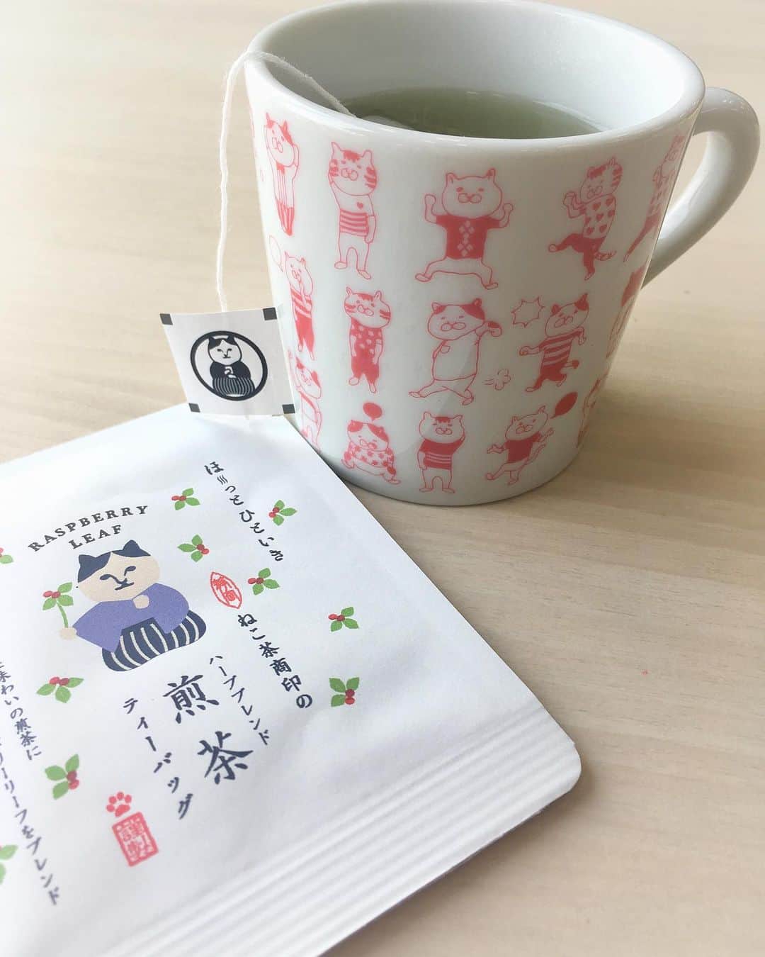 ねこさんのインスタグラム写真 - (ねこInstagram)「今日はほど良いサイズのマグカップで、お茶を飲みます🍵😌✨ お茶は静岡県で作った美味しい煎茶に、ラズベリーリーフをブレンドしたハーブブレンド煎茶です🌱☺️ティーバッグ1個入りの飲みきりタイプなのでお配りプレゼントにもオススメですよぅ🐰🤞🏻💕 ほど良いサイズのマグカップの柄はデザイナーKOZACAによる描き下ろしの「ゆかいなネコたち」🐱😽😼色々なネコたちが1週ぐるりと描かれているのだ♫ 私たちNEKONOBAはこんな商品を作っております〜(^｡^)🐾💓ゆるゆる〜きゃわわ〜をモットーにしてます💛😂 #neko_magazine #NEKONOBA #ねこマガジン #ネコノバ #ねこ #猫 #cat #catstagram #cat #ネコ #kozacla #ハーブ #煎茶 #緑茶 #マグカップ #ラズベリーリーフ」10月15日 12時28分 - neko_magazine
