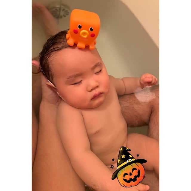 NON-Pさんのインスタグラム写真 - (NON-PInstagram)「疲れてお風呂中に👶🏻💤🛁💤 頭に乗せられてるタコさんカバさんのおもちゃは、 @towa.lily ママがくれたやつ💖 ・ もっと月齢低い時に、気持ち良くて寝た事は何回かあったけど、 疲れて寝たのは初めてwww ・ 最近のユウシンのマイブームは、パパを使ってつかまり立ちする事です‼️👨🏻👶🏻🌟 ・ ママでも抱き枕でも、何でもつかまり立ちしようとするから、益々目が離せん😅 ・ ・ #日々成長 #つかまり立ち #離乳食 #パパ大好き #7ヶ月ベビー  #👶🏻 #baby #boy #yuushin #友優心 #ユウシン #family #happy #smile  #cute #🤱🏻 #家族 #mylove #iloveyou #愛してる」10月15日 12時22分 - nonp_mam