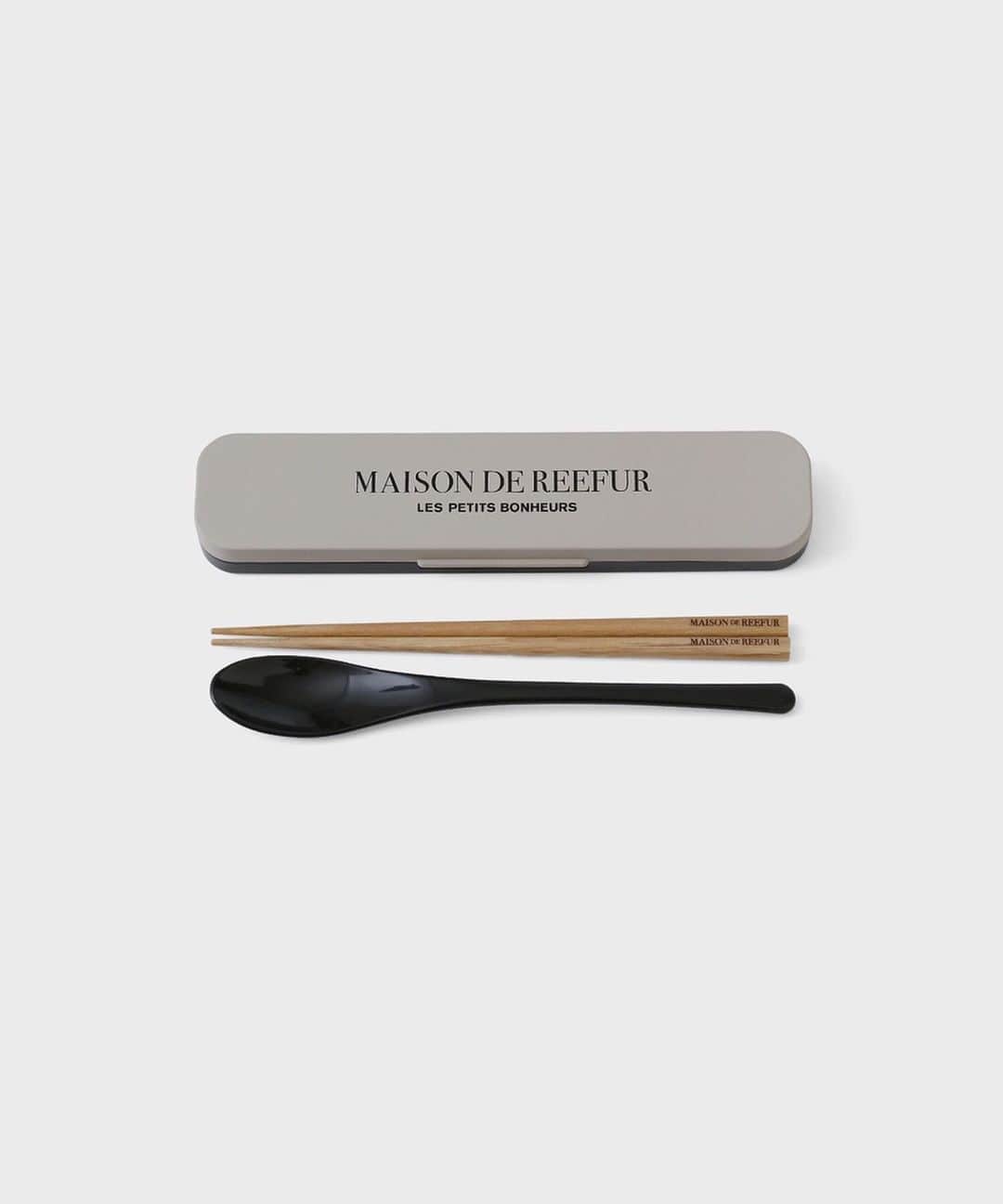のインスタグラム：「. 【 NEW 】 ◼️REEFUR Logo Chopsticks & Spoon Set . ※OFFICIAL WEB SHOPにて先行予約受付中 . 天然木の箸とブラックのスプーンの、ランチに便利なセット。 どちらも18cmと使いやすい長さ。木製の箸の先端には滑り止めも付いています。 . スプーンはさらっとしたマットな質感で、木製のお箸との組み合わせも大人が持ちやすい落ち着いた雰囲気。 ブランドロゴのプリントが入っているのもデザインのポイントです。 . 【 展開店舗 】 国内全店舗 ※11月上旬〜展開予定 . #maisondereefur #kiosque #lunchbox #set #new #メゾンドリーファー #キオスク #箸」