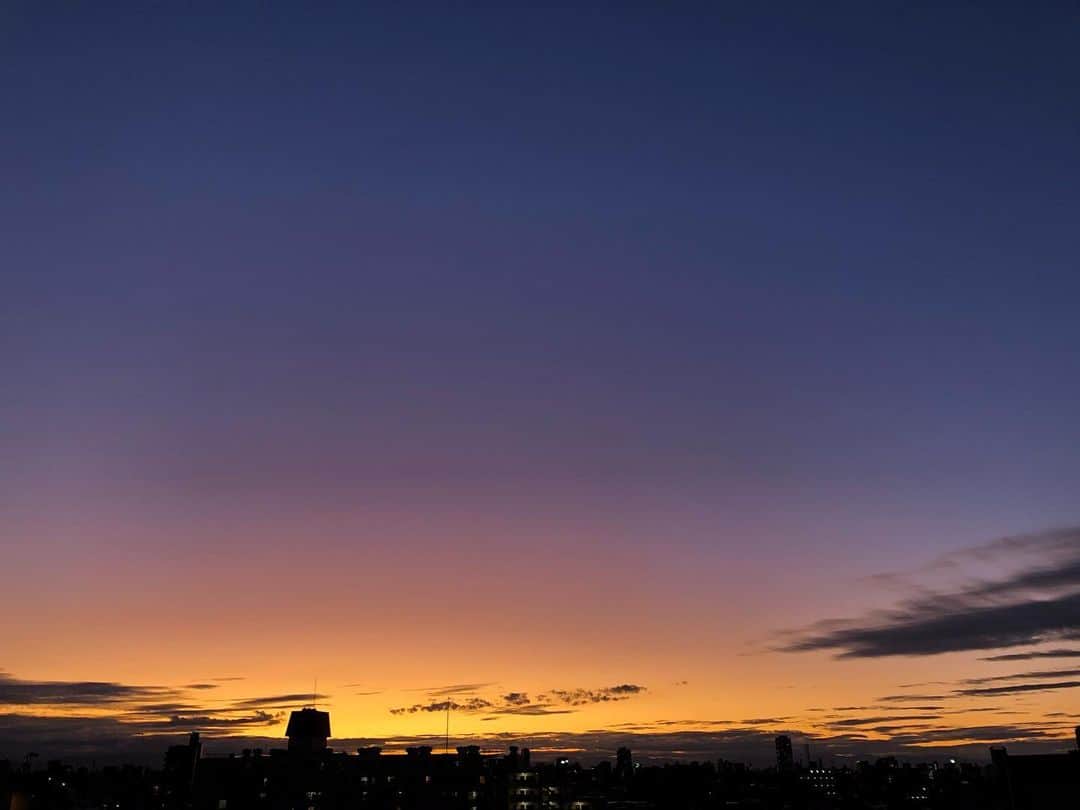 廣瀬規子のインスタグラム：「台風が過ぎた次の日の夕暮れ。 * 吸い込まれるような あまりに美しい空を見たとき、 自然は私たちに恐怖や絶望、試練を容赦なくぶつけてくるけれど、 心が震えるような、簡単に言葉では表現出来ないような感動も与えてくれるんだなぁと。 * 台風18号、19号。 被害に遭われた方々が、一刻も早く普段通りの生活に戻れますように。また、お亡くなりになられた方々のご冥福を心よりお祈り申し上げます。 * #自然の前では無力な私たちを感じた時 #この世の命あるものは地球と言う大きな空間の中で #生かしてもらっているのだなぁと感じます #子供たちに何が残せるかな #ふと考える #nofilter」
