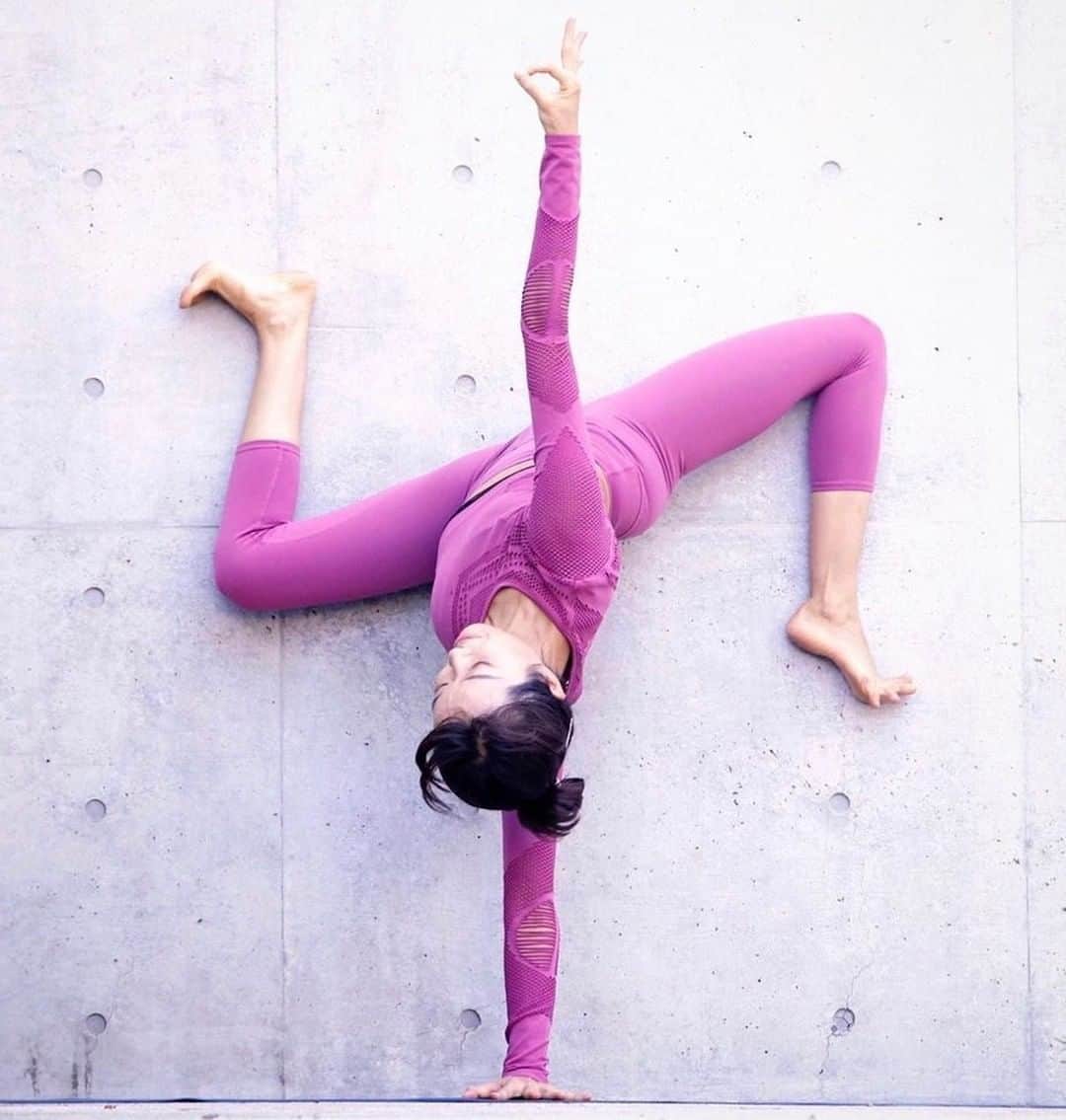 ALO Yogaさんのインスタグラム写真 - (ALO YogaInstagram)「Direction is more important than speed 💕  @seonia bends and twists in her Siren Long Sleeve & Airbrush Legging in dragonfruit 🙏」10月15日 4時00分 - aloyoga