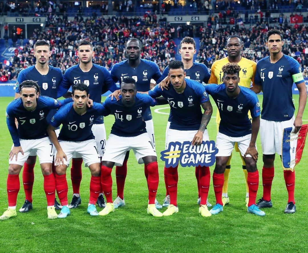 サッカー フランス代表チームさんのインスタグラム写真 - (サッカー フランス代表チームInstagram)「Nos Bleus sont présents, dans une grosse ambiance 🇫🇷🔥 #FiersdetreBleus #FRATUR」10月15日 4時02分 - equipedefrance