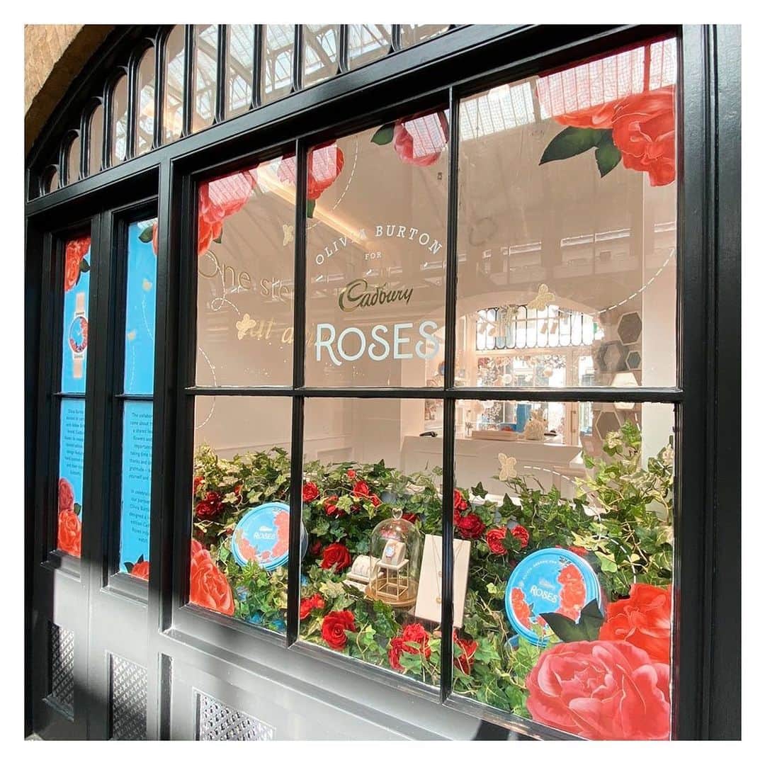 Olivia Burtonさんのインスタグラム写真 - (Olivia BurtonInstagram)「Our Olivia Burton X Cadbury Roses collaboration collection has arrived in our beautiful Covent Garden Boutique... we can’t stop swooning over these dreamy windows 💙🌹 #OliviaBurtonXCadbury #CoventGarden #TakeTimeToGiveThanks」10月15日 4時04分 - oliviaburtonlondon
