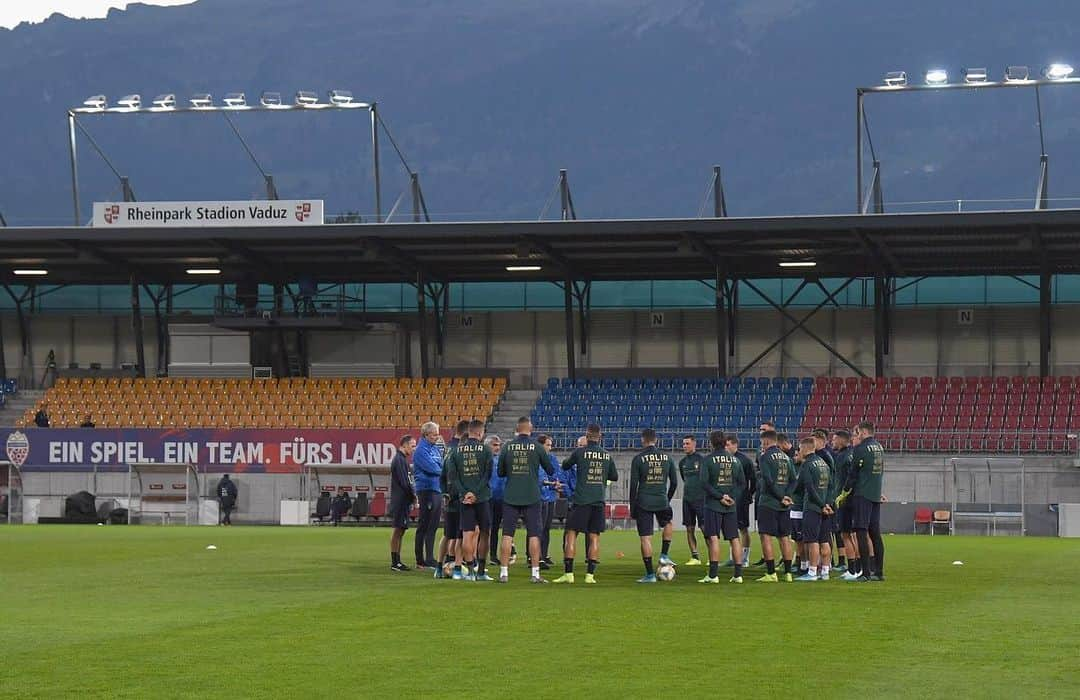 サッカーイタリア代表さんのインスタグラム写真 - (サッカーイタリア代表Instagram)「#Nazionale 🇮🇹 In #Liechtenstein 🇱🇮 #Mancini va a caccia del 9° successo consecutivo: 🗣 “Farò turn over, ma non cambierò tutti”  L'articolo 👉🏻 www.figc.it  Domani a #Vaduz (ore 20.45 – diretta su #Rai1) può raggiungere Pozzo, l’unico ad aver vinto 9 gare di fila.  Il Ct ironizza: 🗣 “Rispetto a lui mi mancano due Mondiali…” #Azzurri #VivoAzzurro」10月15日 4時04分 - azzurri