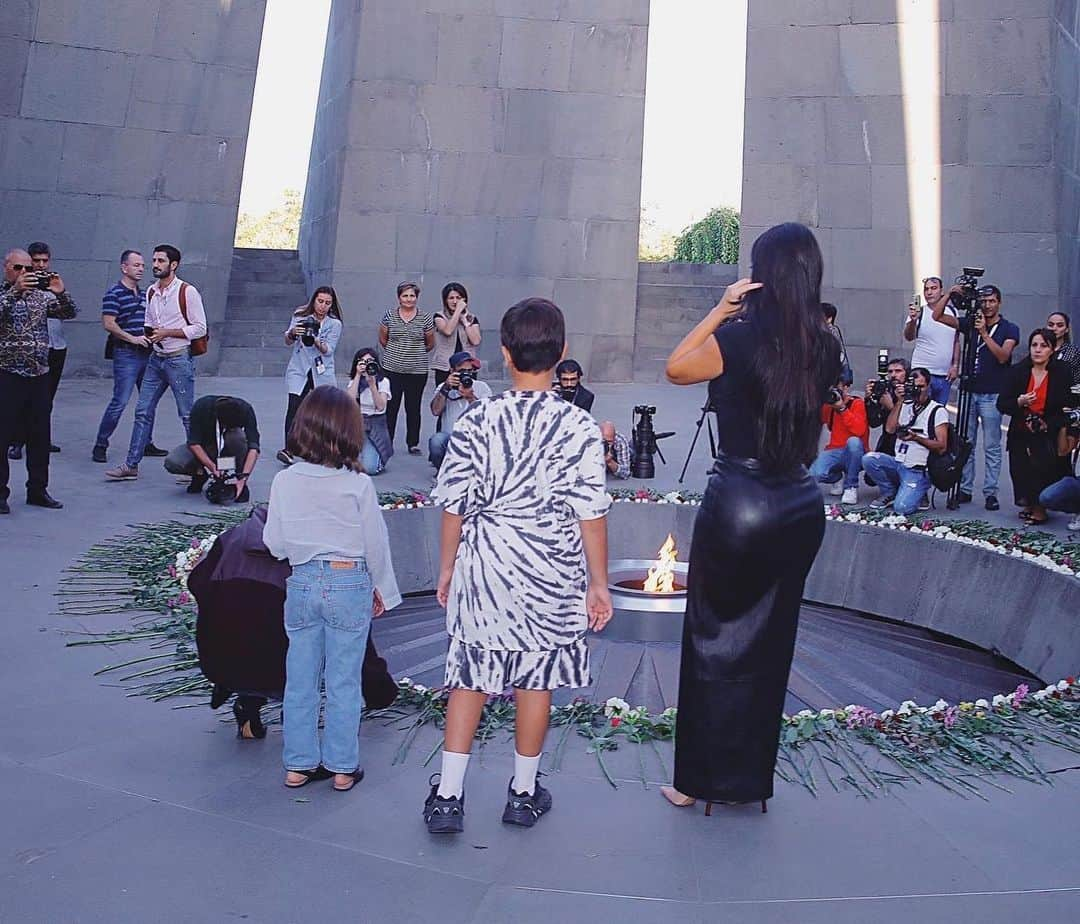 キム・カーダシアンさんのインスタグラム写真 - (キム・カーダシアンInstagram)「Visiting the Armenian Genocide Museum was extremely emotional. I can’t believe with all of the photos from the massacres and published literature during this time that people still try to deny this ever happened. We will never forget that 1.5 million Armenians were murdered. 🇦🇲」10月15日 4時07分 - kimkardashian