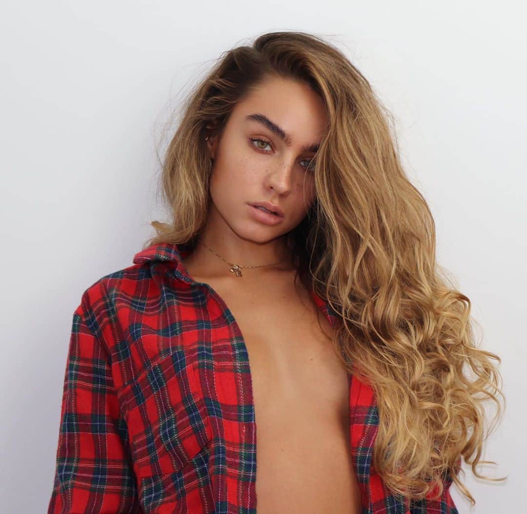 Sommer Rayさんのインスタグラム写真 - (Sommer RayInstagram)「my boobs aren't flat they're