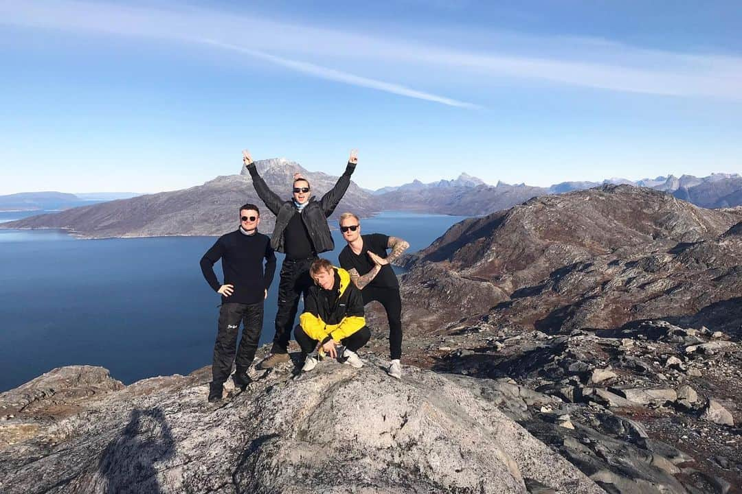 MOさんのインスタグラム写真 - (MOInstagram)「Visiting Greenland was a dream come true. The nature, the food, the fans, the kindness of the people we met all blew my mind! Such a magical experience in every way... and now I'm having mad post-Greenland-blues!! Thanks for having me #akisuaneritfestival!! I hope I will be back someday in a not too far away future ✨🇬🇱❤」10月15日 4時10分 - momomoyouth