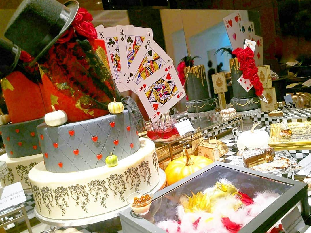 市川みかのインスタグラム：「コンラッド東京『セリーズ』のハロウィンスイーツビュッフェへ行って来ました🎃  お誕生日が近い同士でお互いお祝いっこ㊗️ . . #conradtokyo #cerise #halloween #magic #sweets #appetizer #buffet #photography #japanesegirl #photooftheday #picoftheday #tagsforlikes #tflers #follow #instagood #instadiary #instalike #instamood #instalove #instafollow」