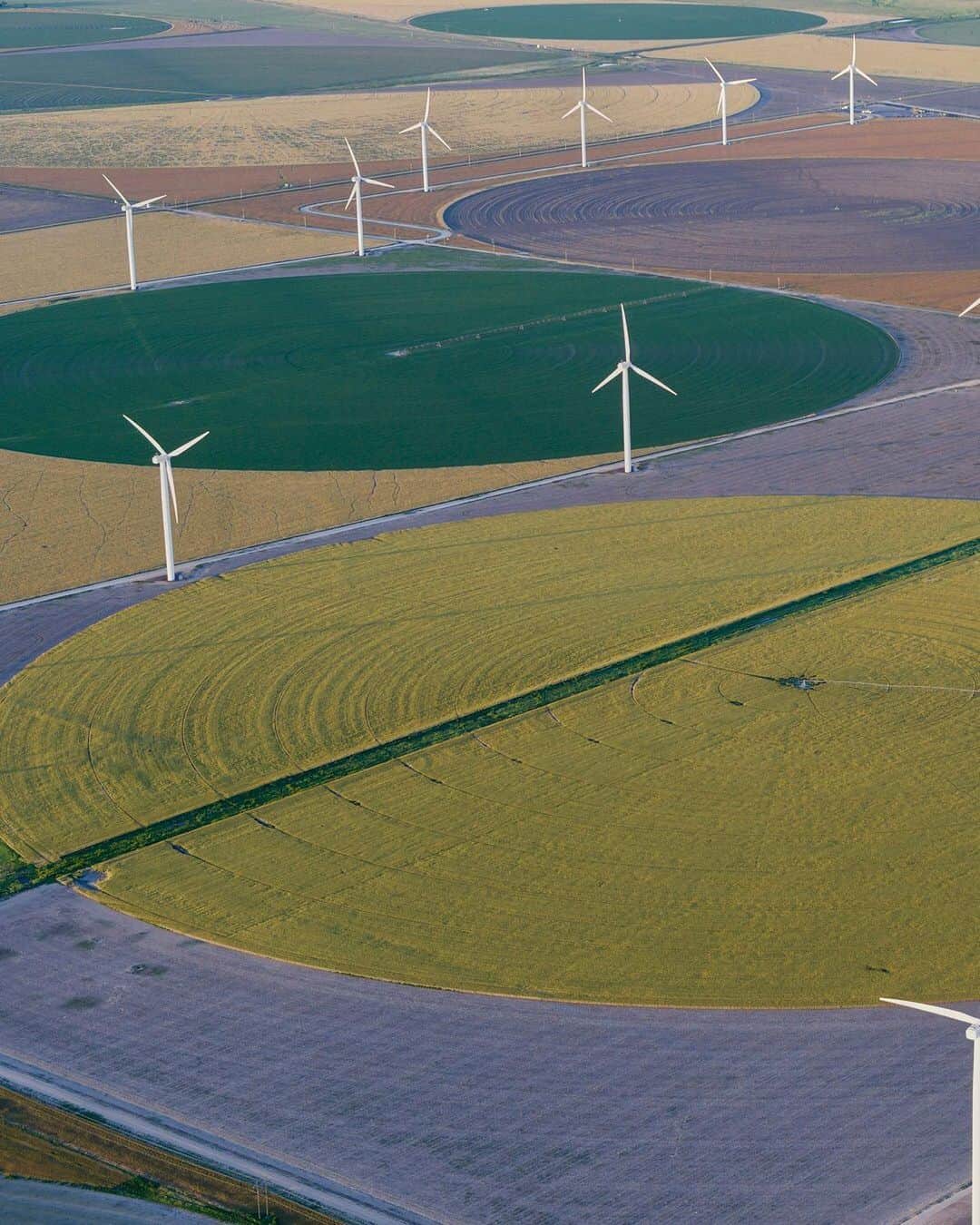 ナショナルジオグラフィックさんのインスタグラム写真 - (ナショナルジオグラフィックInstagram)「Photo by George Steinmetz @geosteinmetz | Harvesting wind and wheat on a farm near Hitchand, Texas. Wind power is now cheaper than fossil fuels in the U.S., but entrenched political interests are stopping construction of a power grid to get it to market. To see more of our world from above, follow @geosteinmetz. #windpower #renewableenergy #climatechangethefacts」10月15日 4時48分 - natgeo