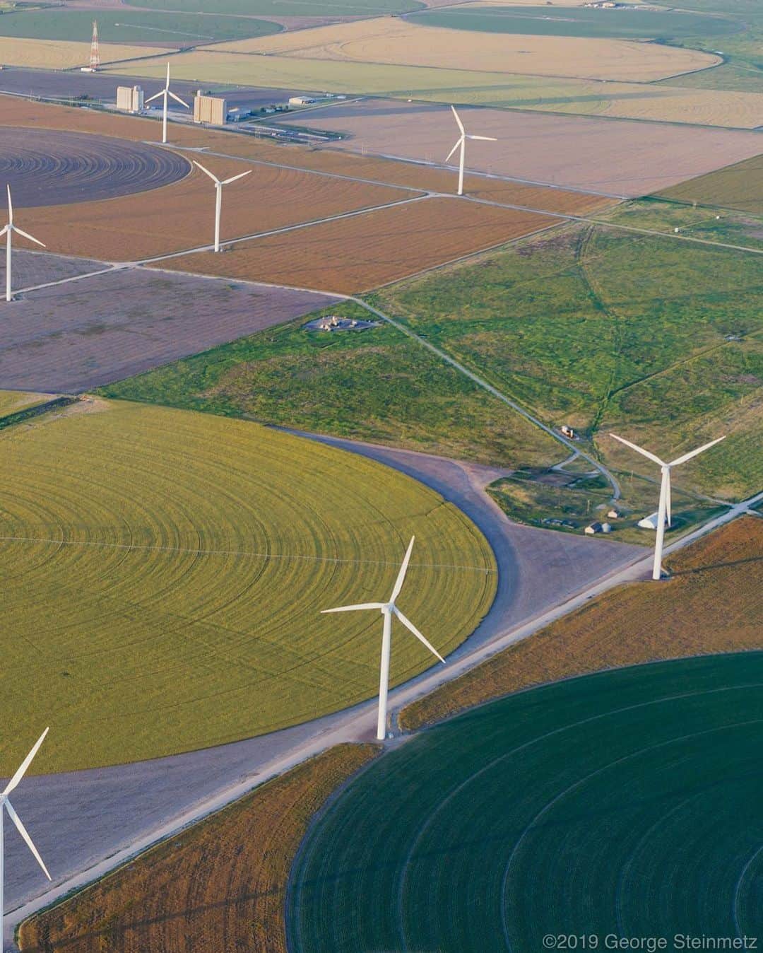 ナショナルジオグラフィックさんのインスタグラム写真 - (ナショナルジオグラフィックInstagram)「Photo by George Steinmetz @geosteinmetz | Harvesting wind and wheat on a farm near Hitchand, Texas. Wind power is now cheaper than fossil fuels in the U.S., but entrenched political interests are stopping construction of a power grid to get it to market. To see more of our world from above, follow @geosteinmetz. #windpower #renewableenergy #climatechangethefacts」10月15日 4時48分 - natgeo