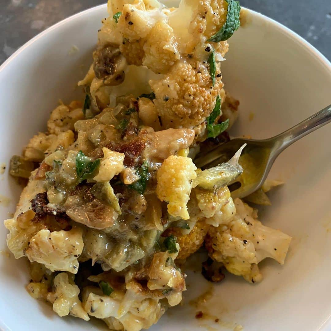 ボーイ・ジョージさんのインスタグラム写真 - (ボーイ・ジョージInstagram)「Cauliflower, roasted whole with fresh garlic cloves. Drizzle with olive oil snd roast about 40 mins to an hour. Take the garlic and add to 3-4 TBS of Tahini, fresh lemon, olive oil and mash into a delicious paste to pour over the cauliflower. Add mint. A dash of paprika and ground turmeric. It’s even better the next day. Sometimes you need to add a little water to your tahini paste to get the perfect consistency!! #EAT #Veggie #Food」10月15日 5時06分 - boygeorgeofficial