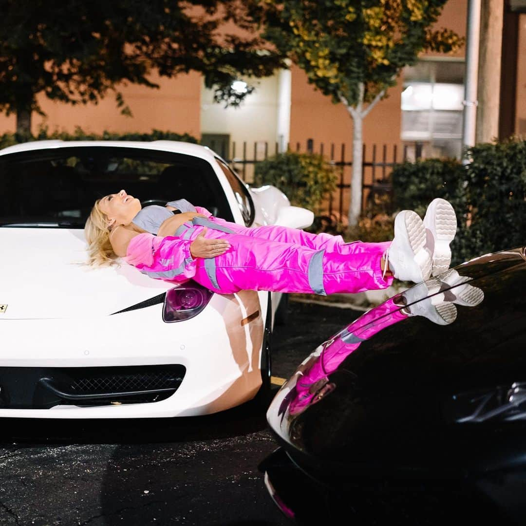 BROOKE EVERSさんのインスタグラム写真 - (BROOKE EVERSInstagram)「Ferrari or Lambo? #plank」10月15日 5時39分 - brookeevers