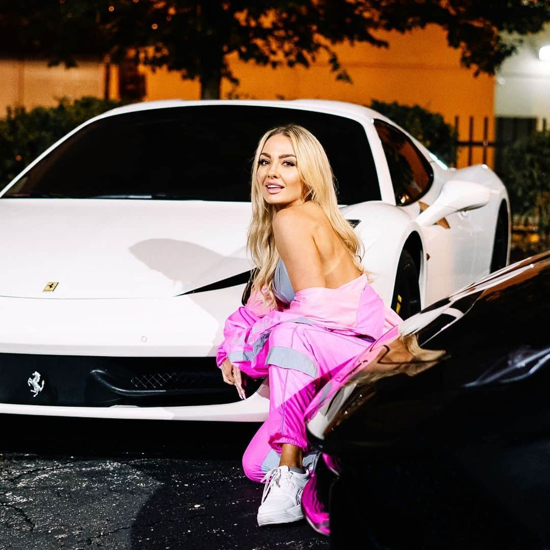 BROOKE EVERSさんのインスタグラム写真 - (BROOKE EVERSInstagram)「Ferrari or Lambo? #plank」10月15日 5時39分 - brookeevers