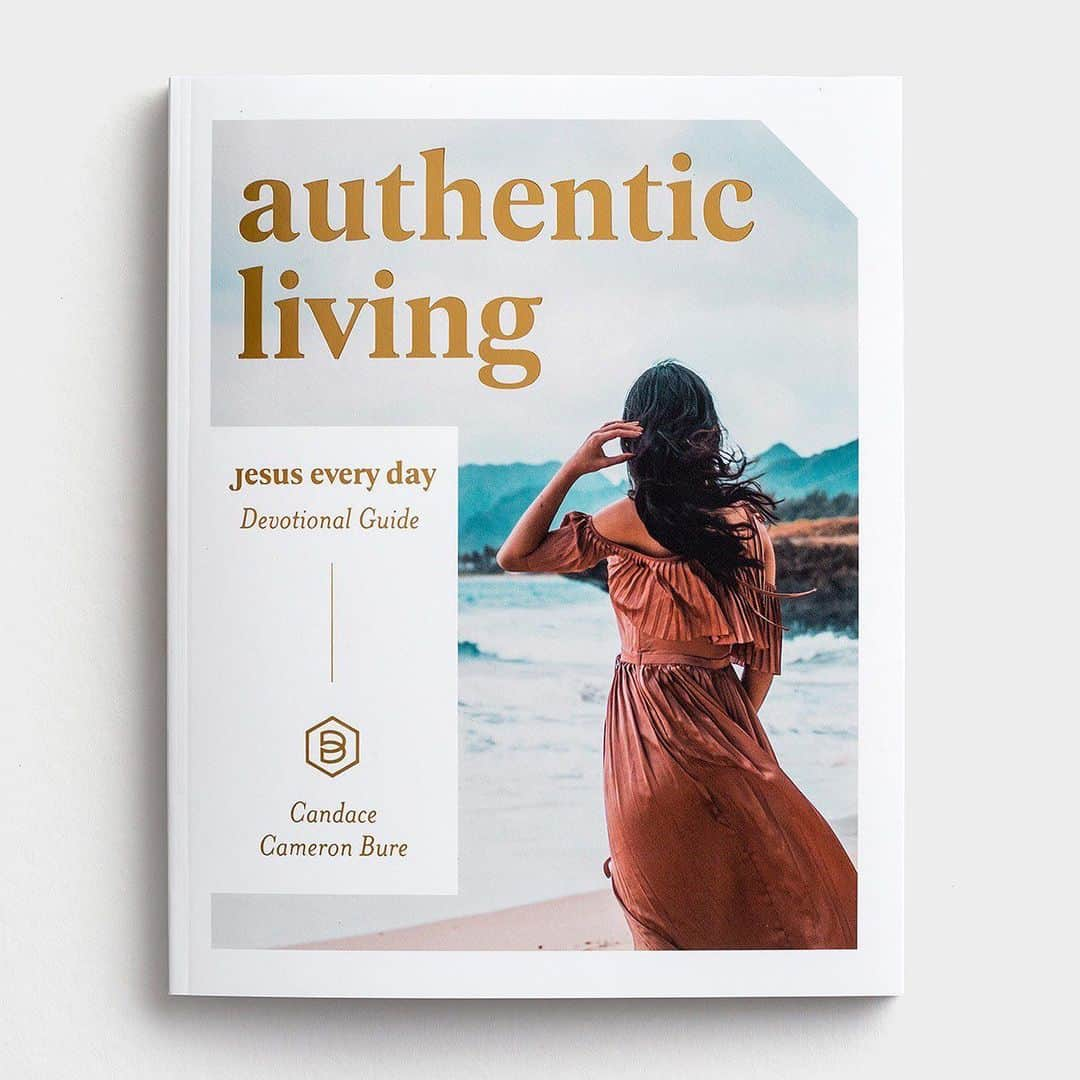 キャンディス・キャメロン・ブレさんのインスタグラム写真 - (キャンディス・キャメロン・ブレInstagram)「If you didn’t know, my Authentic Living Devotional Guide launched a few weeks back 💖 This devotional guide holds a special place in my heart, giving us a bit of Jesus every single day . . . something we all could use, right?  Not only can you order it now over on @dayspringcards , but you can also join the Jesus Everyday Facebook group that starts TODAY!! Click the LINK IN MY BIO to get your own devotional 😊 We’re in this together!!」10月15日 5時48分 - candacecbure