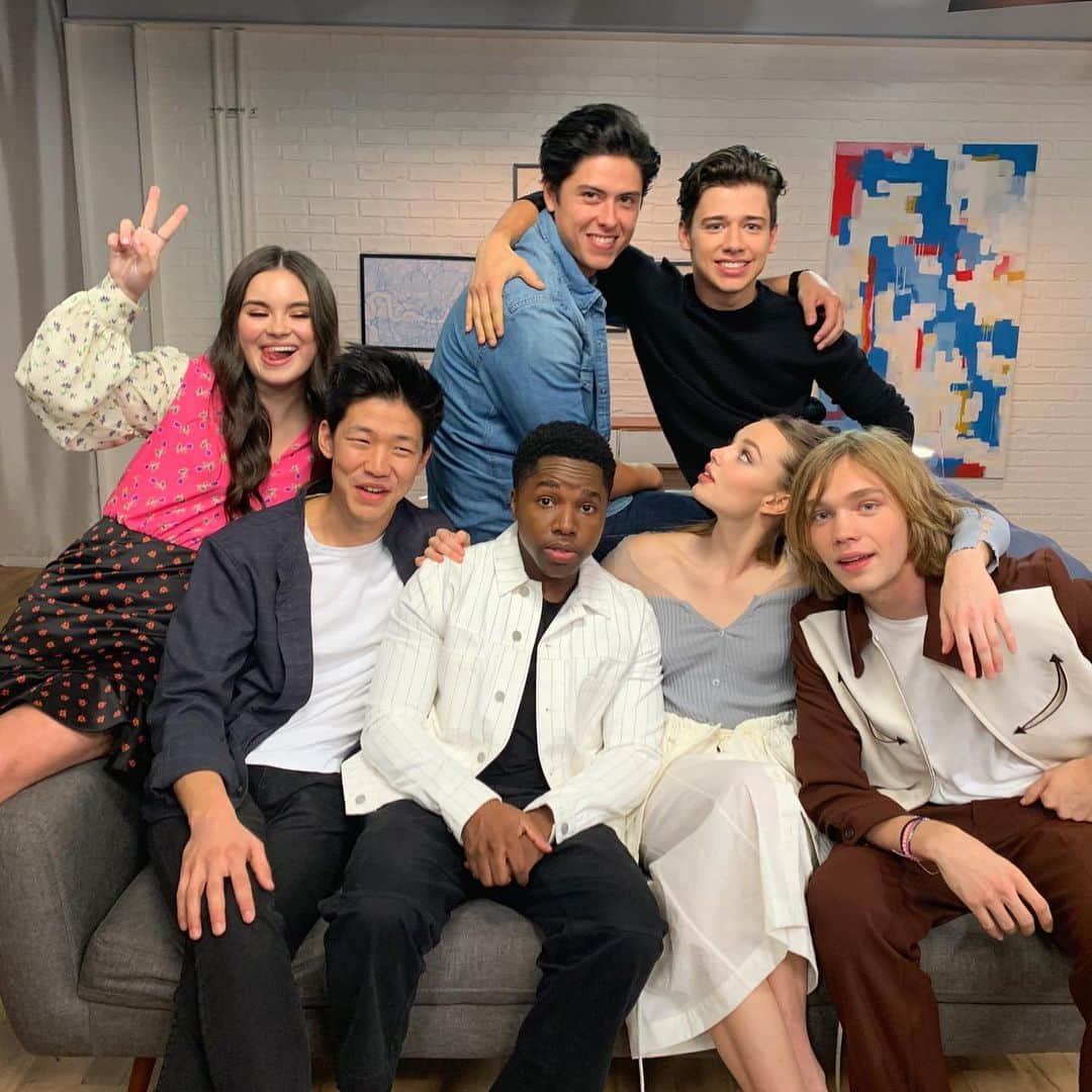 ランドリー・ベンダーのインスタグラム：「Dysfunctional bunch」