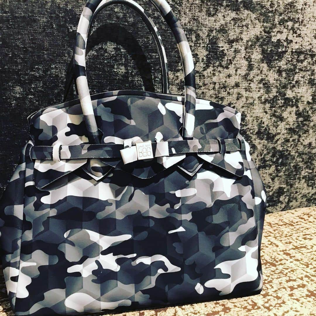 綺華れいさんのインスタグラム写真 - (綺華れいInstagram)「お気に入りのSAVE MY BAG💖  ここ何年もMYジュエリーバッグしか持たなかったけど。  モノトーンカモフラージュの誘惑✨  10月16日明日✨西宮阪急店OPEN💫  私、綺華れいは19日10:00〜14:00 店頭にてお待ちしております(*´罒`*)♥ 詳しくはコチラ↓↓↓ https://savemybag.jp/blogs/news/%E6%96%B0%E5%BA%97%E6%83%85%E5%A0%B1  #セーブマイバッグ  #綺華れい #西宮阪急 #西宮阪急ガーデンズ  #宝塚OG #宝塚歌劇団 #タカラジェンヌ #美魔女コンテスト #WEB賞受賞 #ジュエリーバッグ #ジュエリーバック認定講師 認定講師」10月15日 5時55分 - rei_ayaka