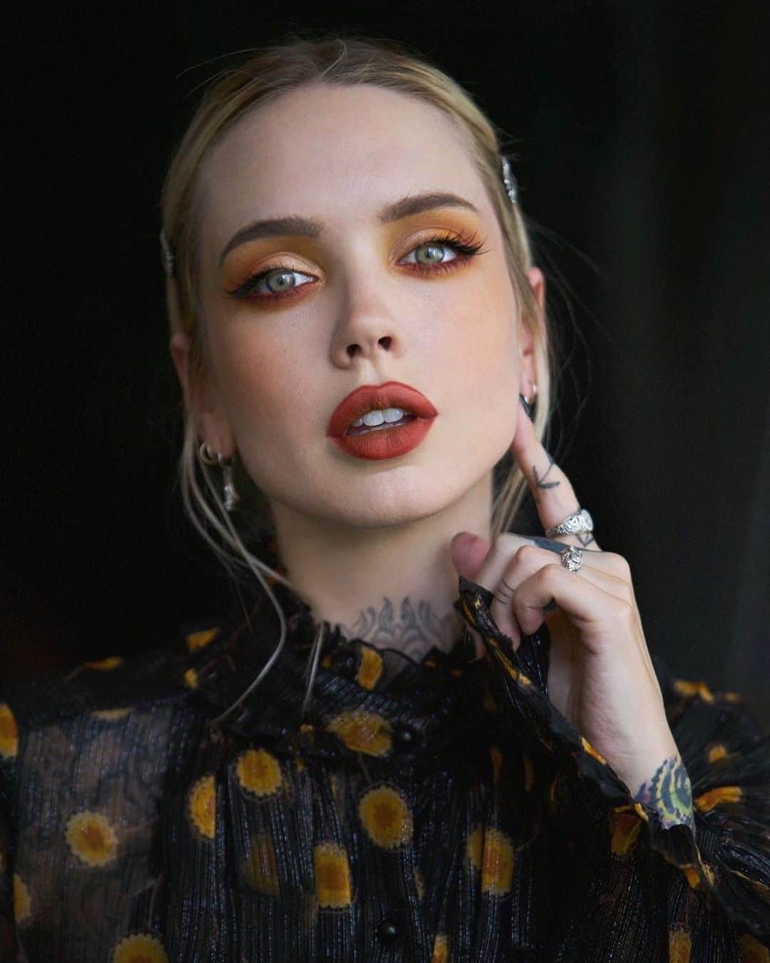 サラ・Xのインスタグラム：「Another Halloweenie/fall thing 🍂 I’m getting tattooed today & didn’t write down the products I used so if you want makeup details just ask! I’m the worst so it’s still on my desk at home & I can answer you when I get home later 👻🖤 blouse is @annasui  #fallmakeup #fallmakeuplook #falllooks」