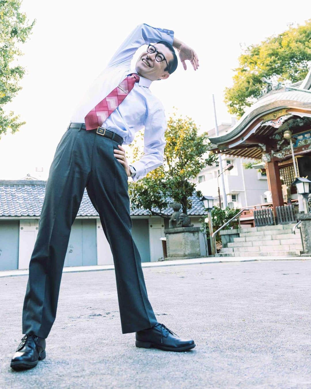 のインスタグラム：「オヤジ体操第一 #岩井ジョニ男 #iwaijonio #jonioIwai #ジョニスタグラム #jonistagram #イワイガワ  #浅井企画 #asaikikaku #幻の哀愁おじさん  #令和  #令和元年 #ラジオ体操 #体操 #gymnastics  #希望の朝だ #ソレ1、2、3！ #サラリーマン #whitecollarwork #ninetofiver #東京 #tokyo #北千住 #kitasenju  #岩井眼鏡店 @iwaimeganeten  #ヴィンテージスーツ @vintage_gentry  #instagram  #instagood  #model #cool #cooljapan」