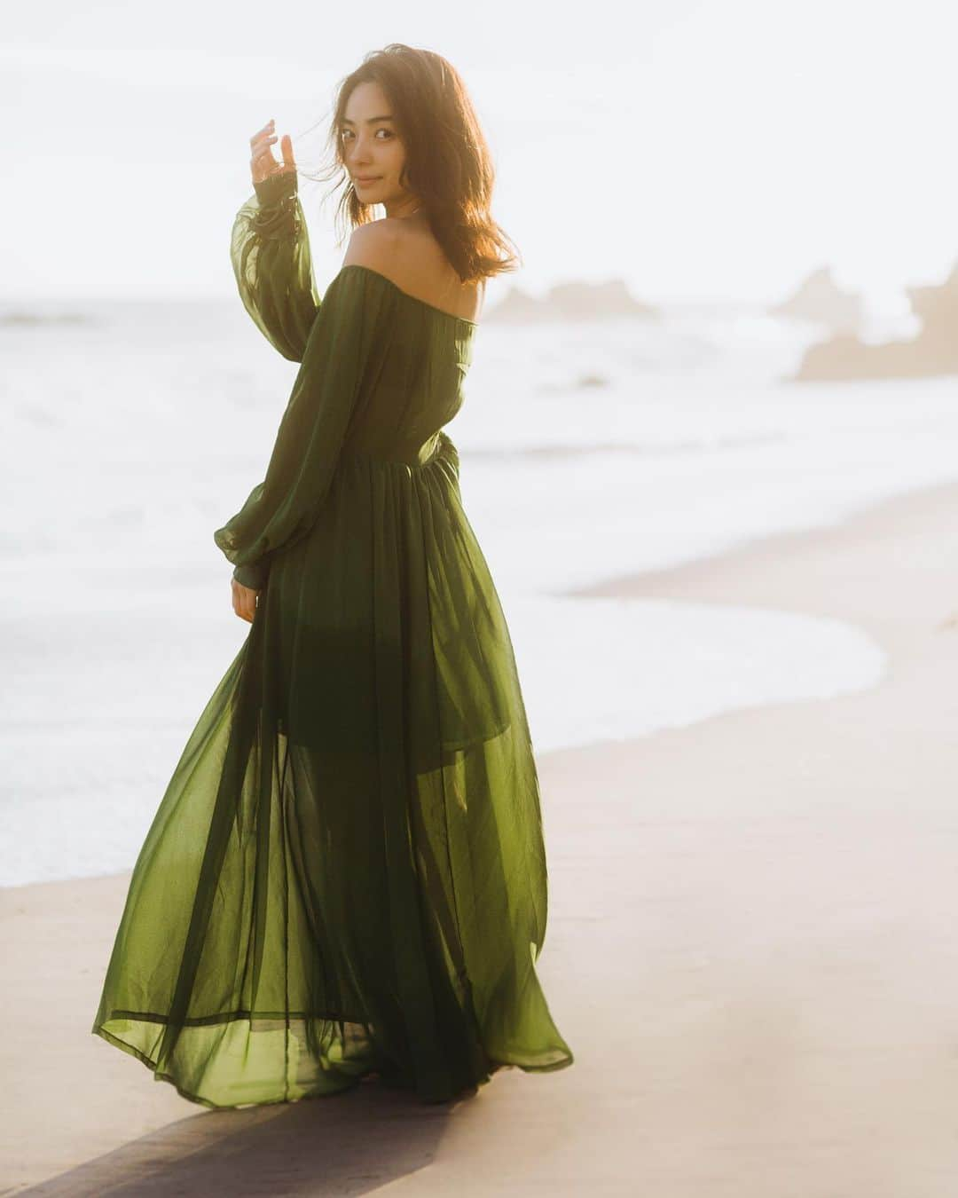 蒼れいなのインスタグラム：「🏖❤️ . . Photo by @tatsuyakawauchi  #photo#LA#beach#twins#sunset」